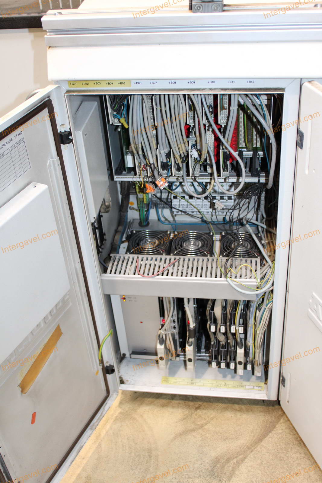 Fröccsöntő gépek kiszolgáló robottal 59