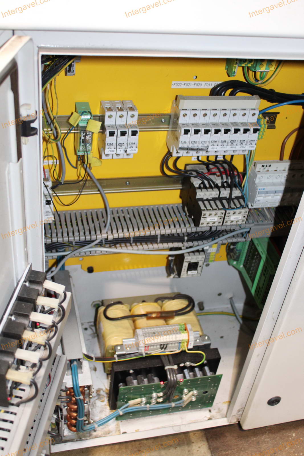 Fröccsöntő gépek kiszolgáló robottal 60