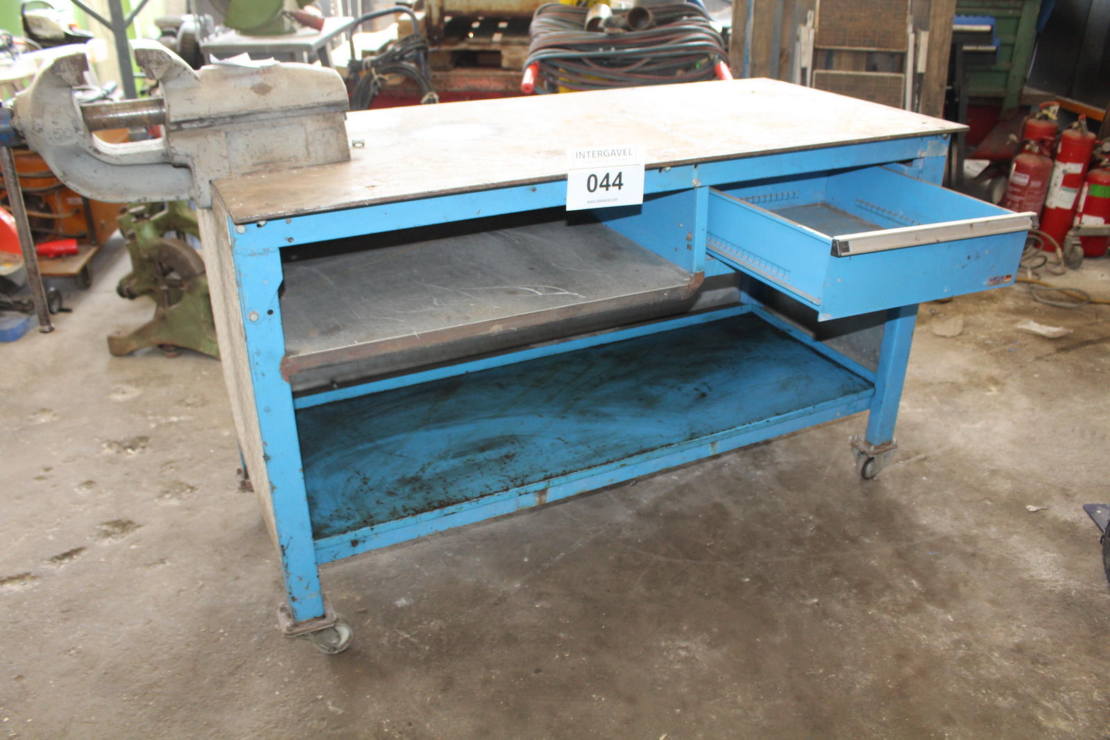 Munkaasztal satuval 2