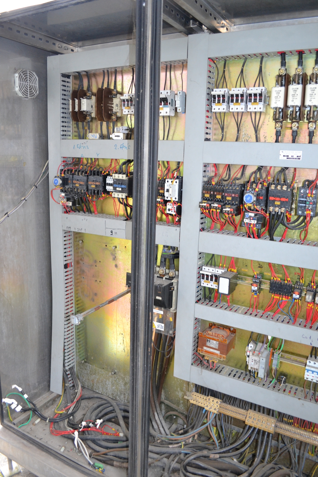 Kapcsolószekrények 8