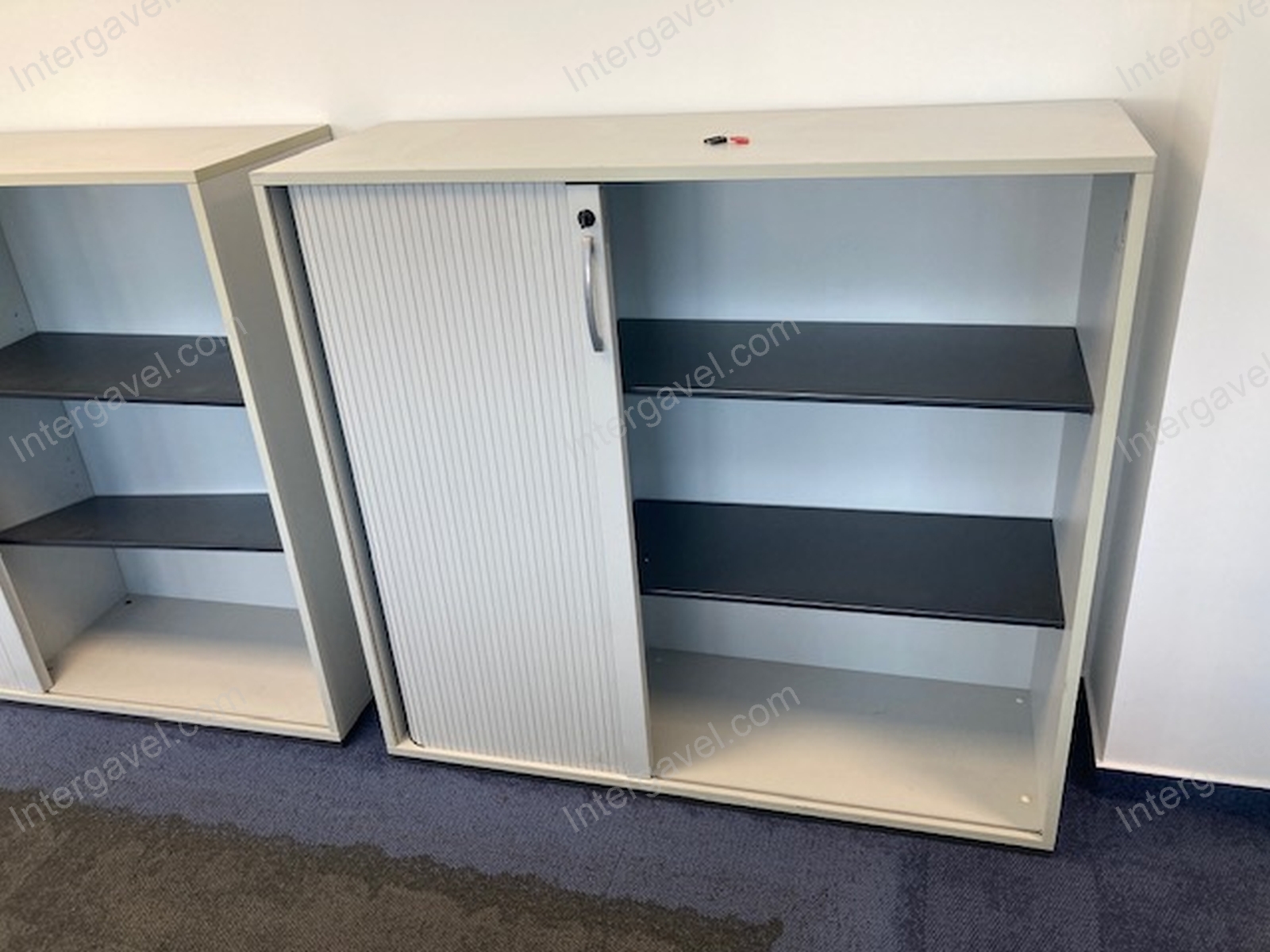 Rolós szekrény (szürkésfehér)