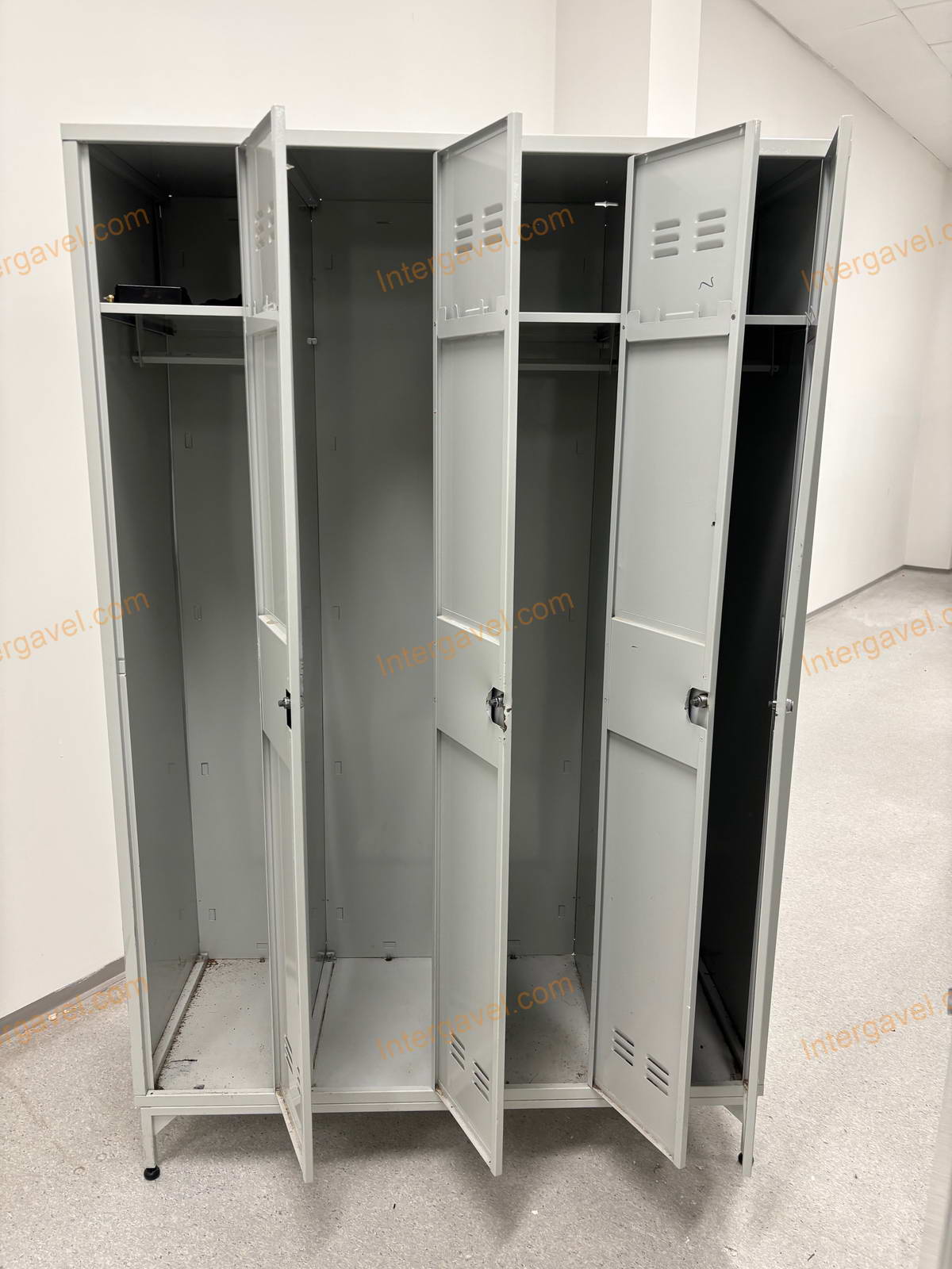 Öltöző szekrény 8