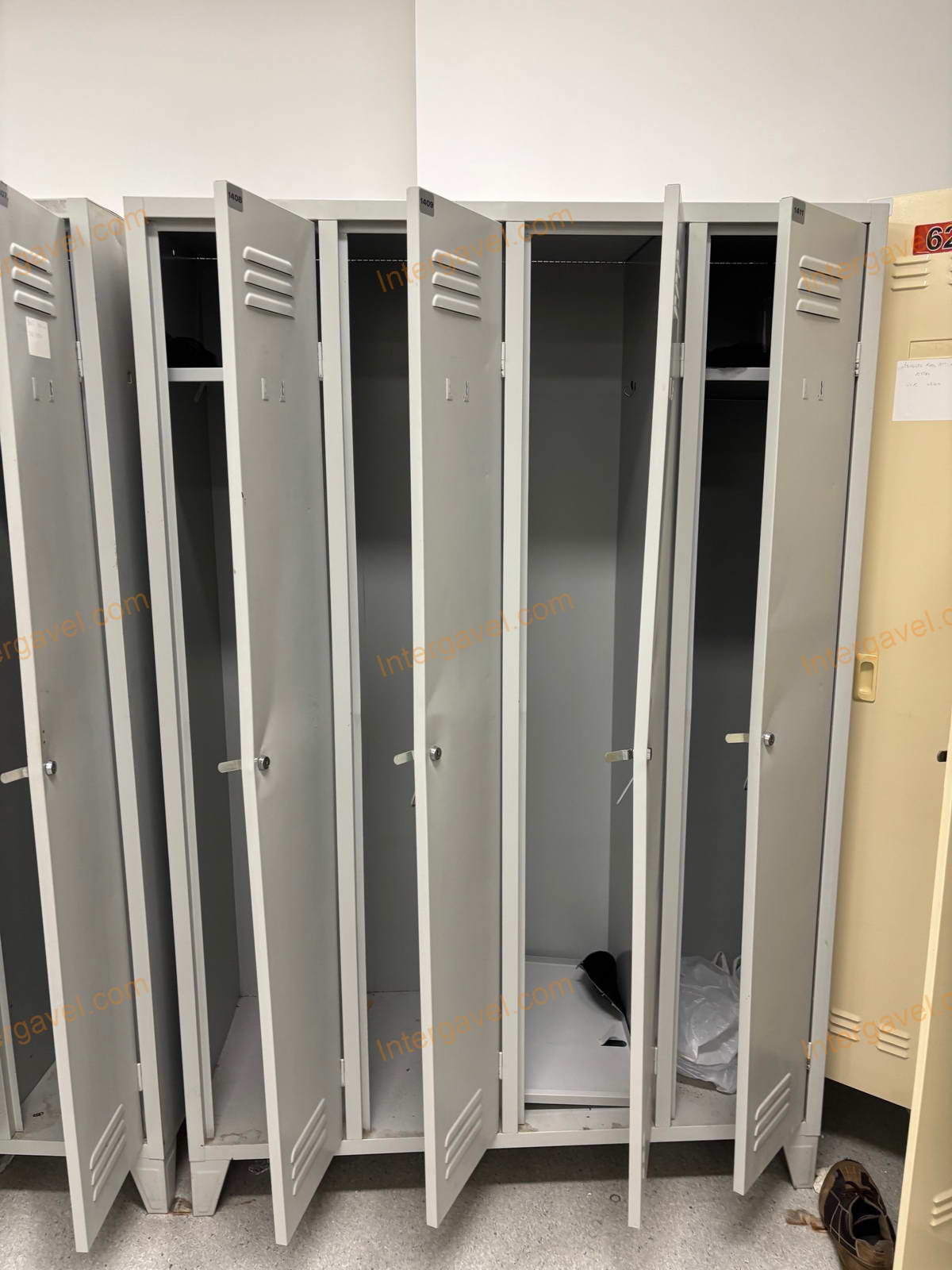 Öltöző szekrény 12