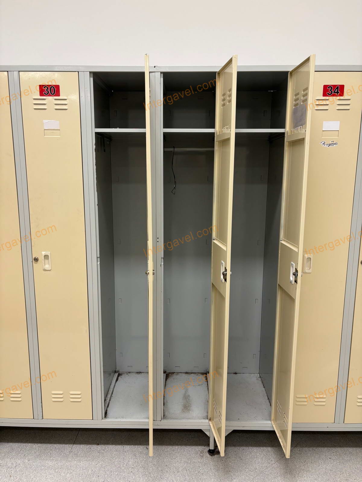 Öltöző szekrény 2