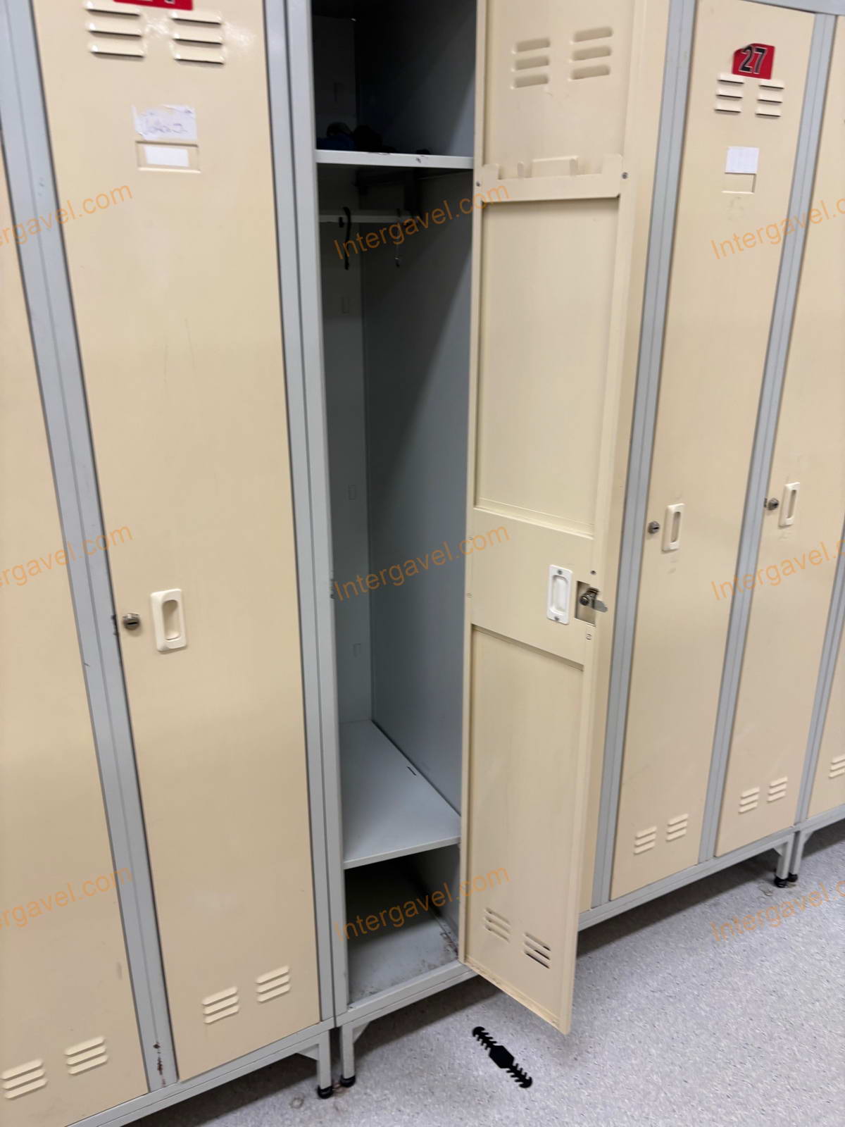 Öltöző szekrény 6