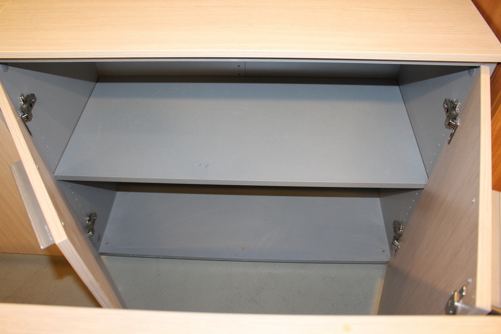 Szekrények és polcok 4