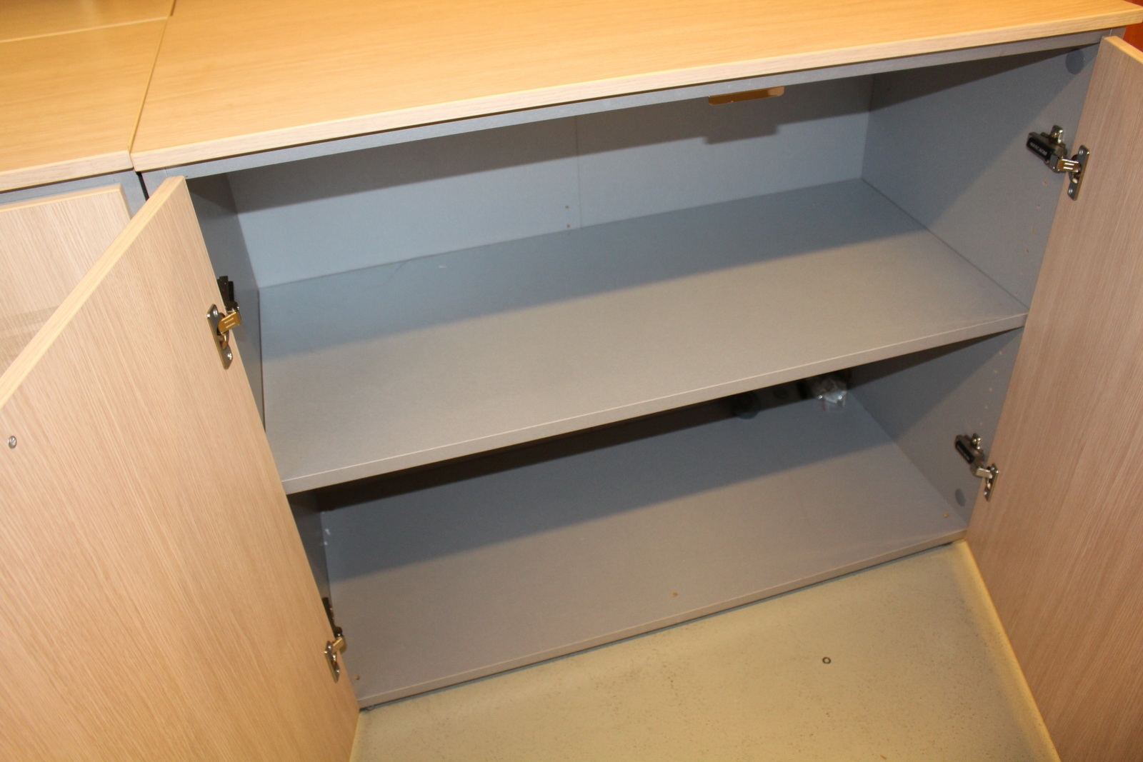 Szekrények és polcok 6