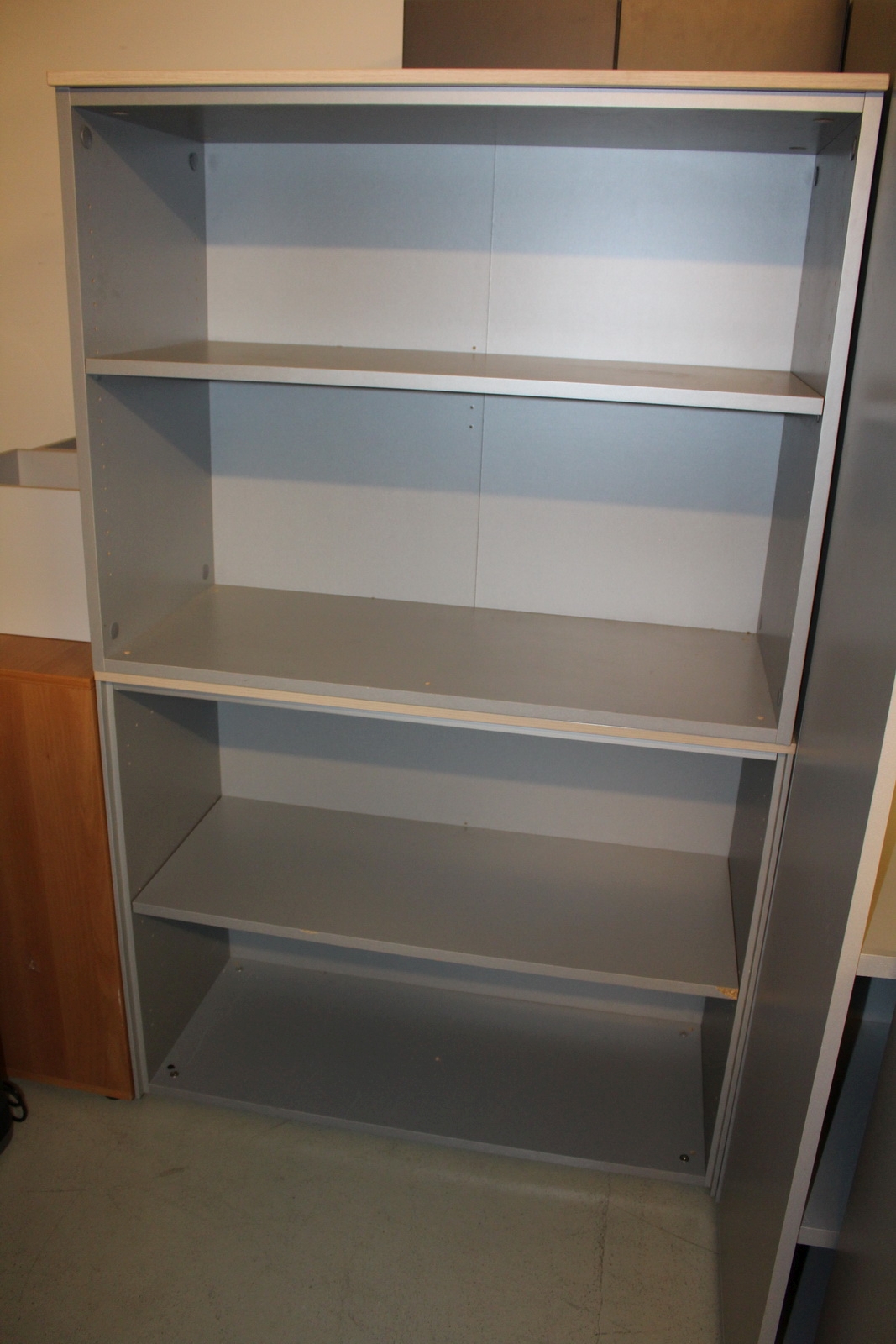 Szekrények és polcok 8