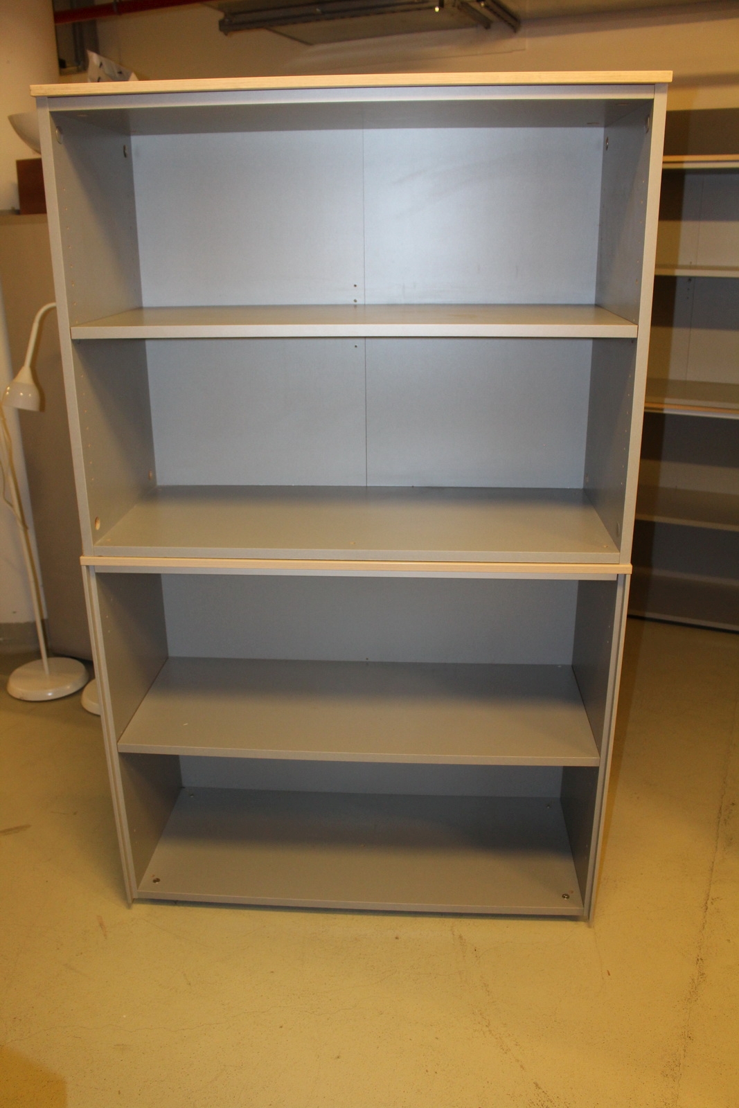 Szekrények és polcok 9