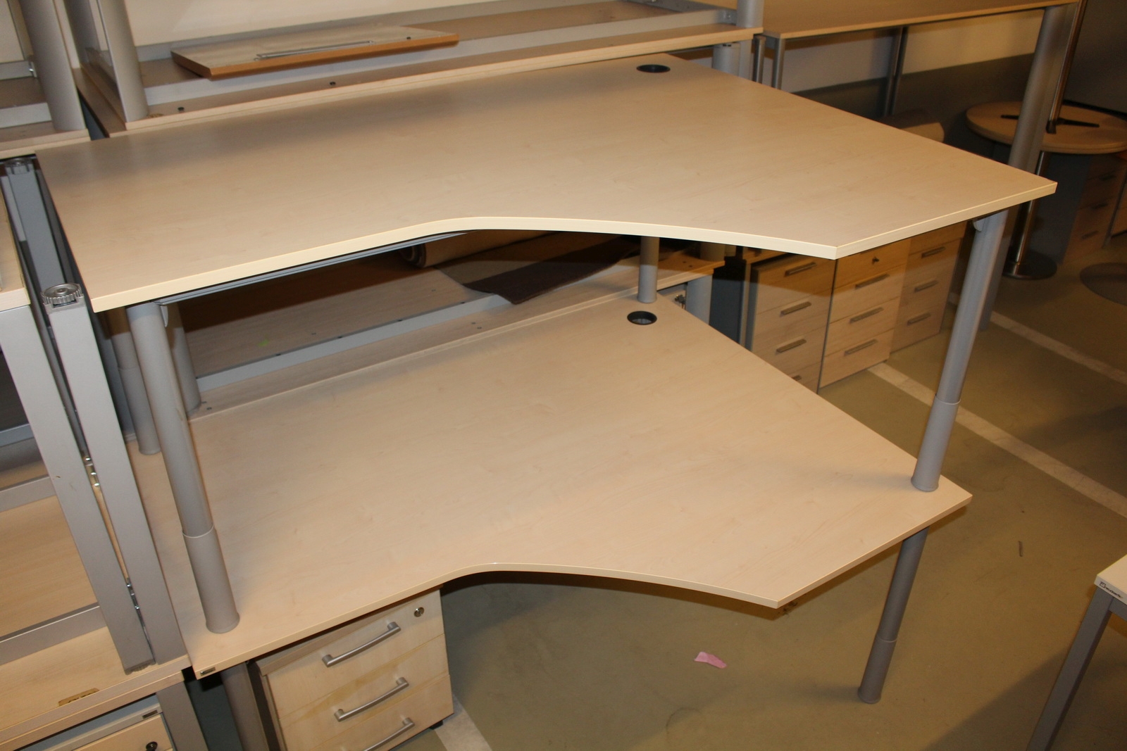 L- alakú íróasztal (Kinnarps) 1