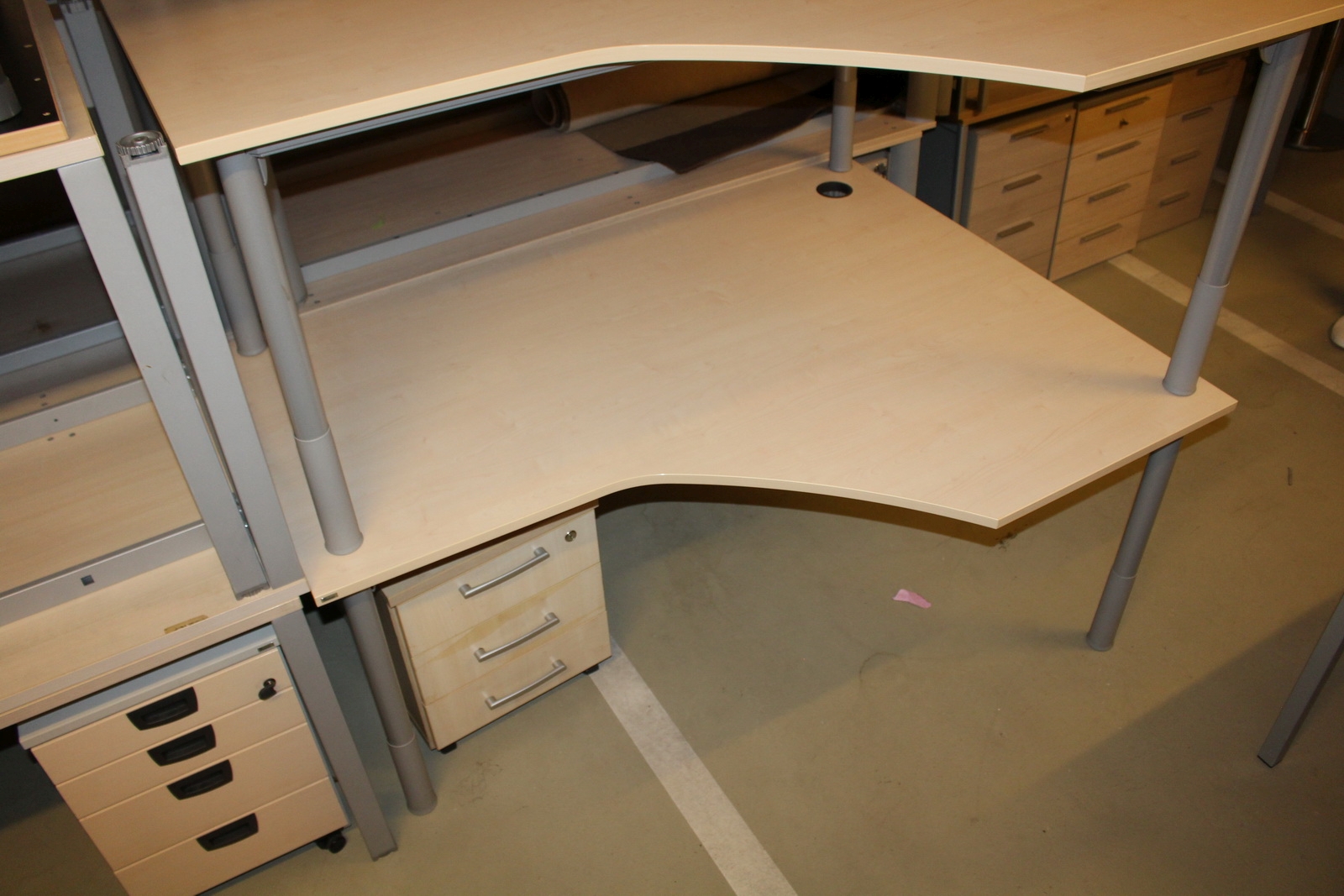 L- alakú íróasztal (Kinnarps) 2