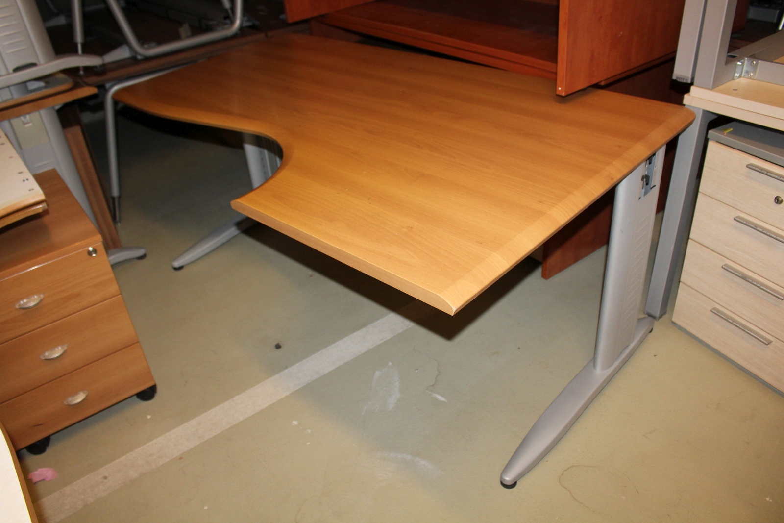 L-alakú íróasztal (cseresznye) 3