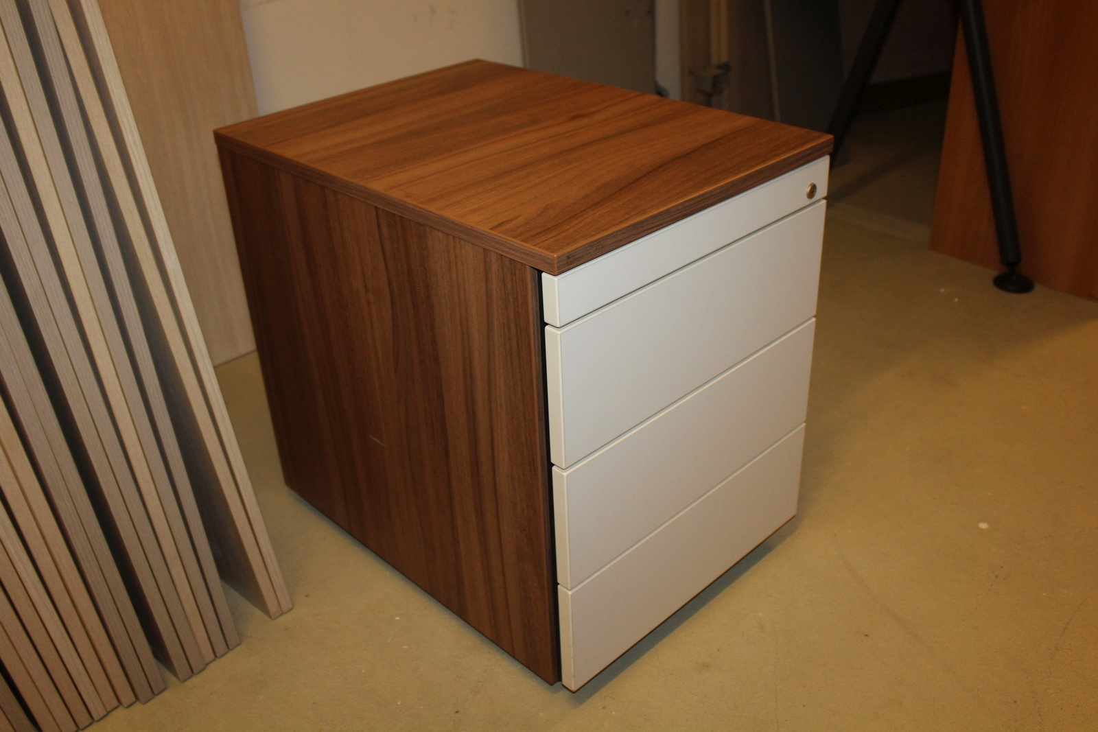 Konténer (barna/fehér) 2