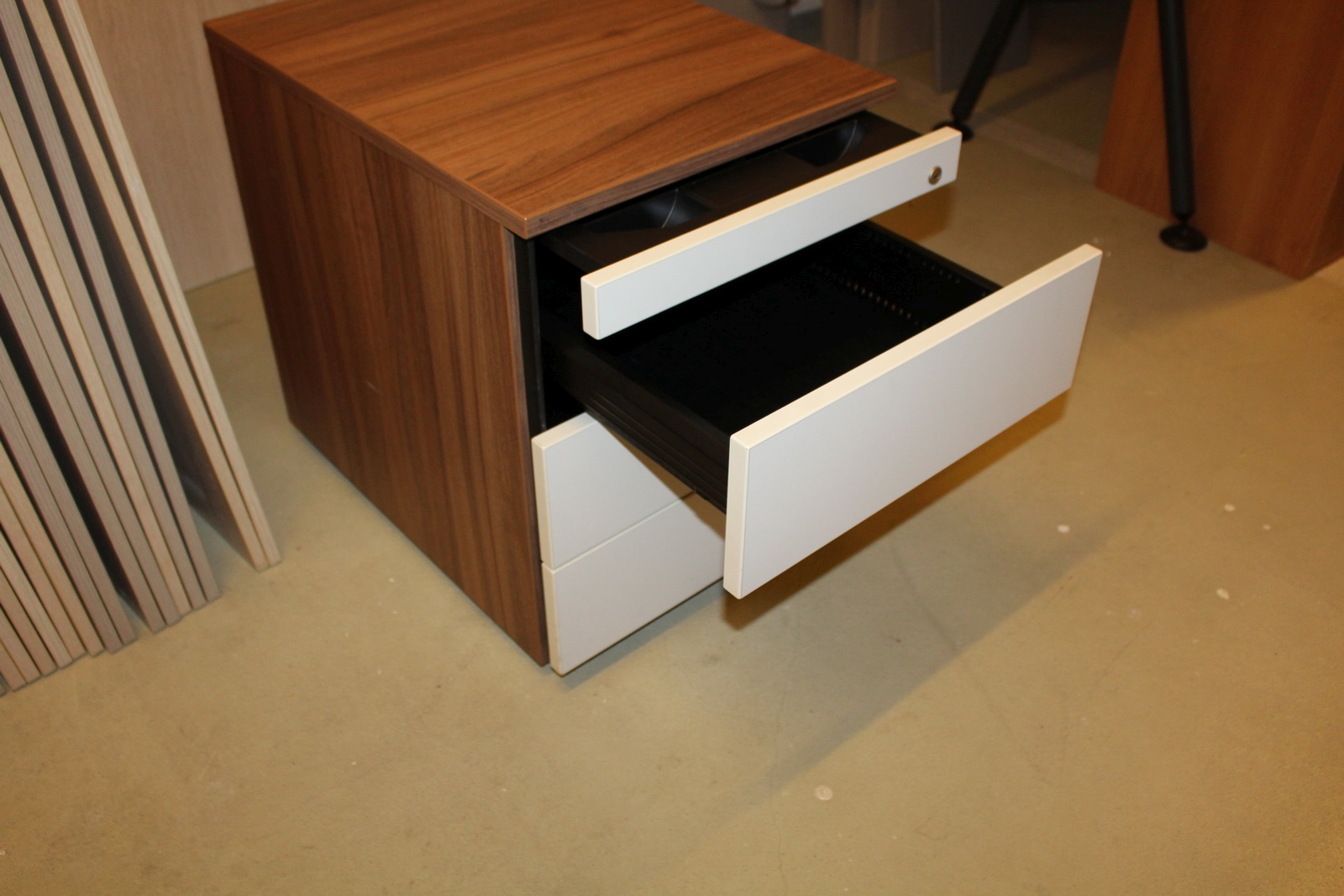 Konténer (barna/fehér) 3