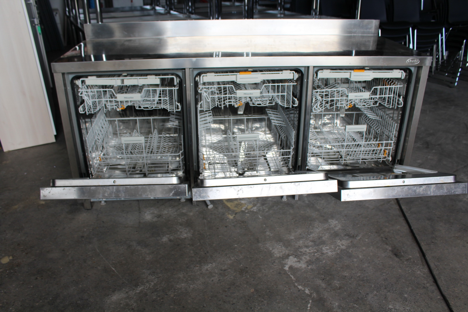 Pult mosogatógépekkel 12