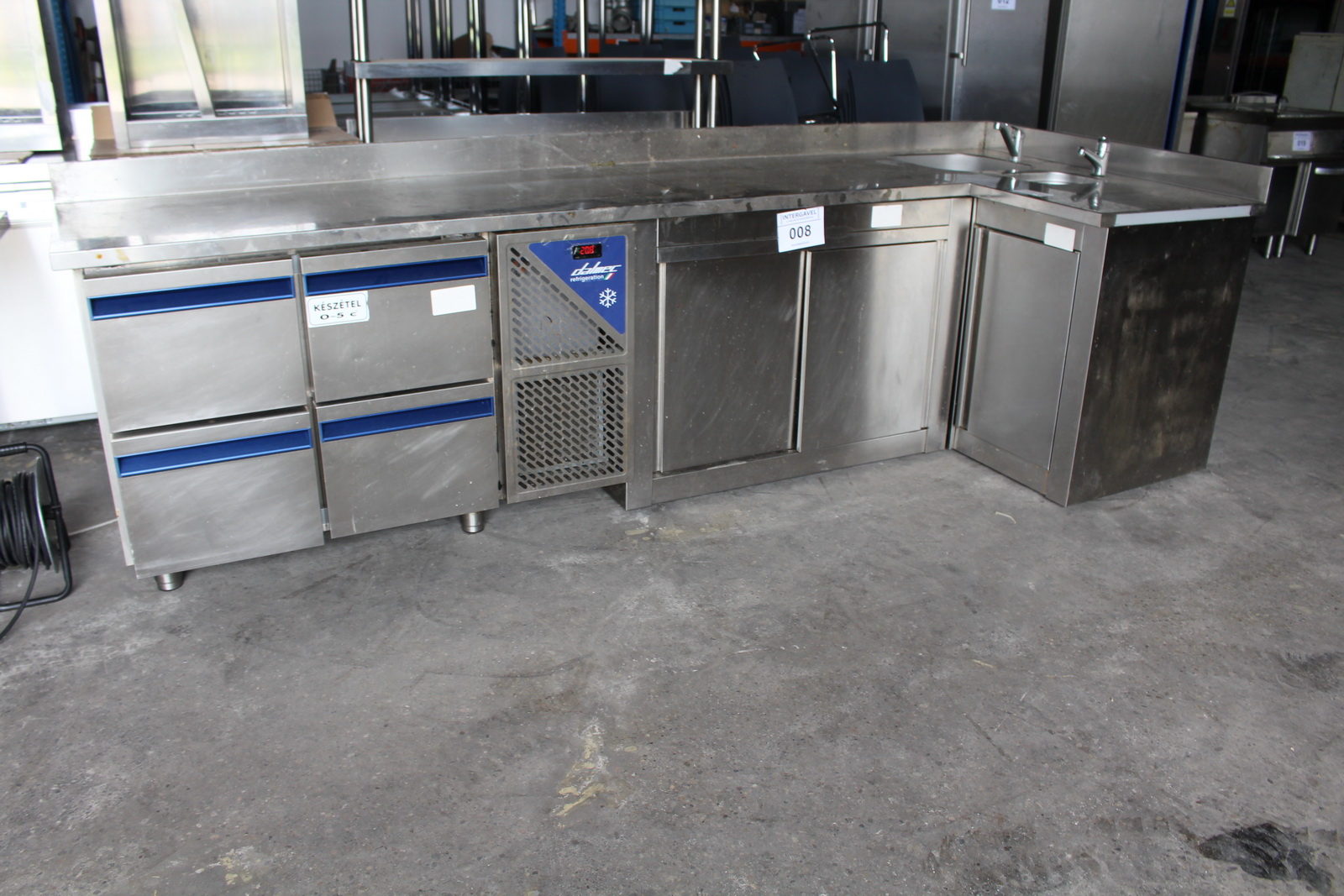 Pult alátéthűtővel