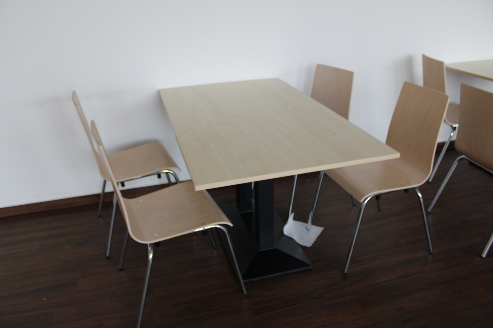 Asztal és székek 2