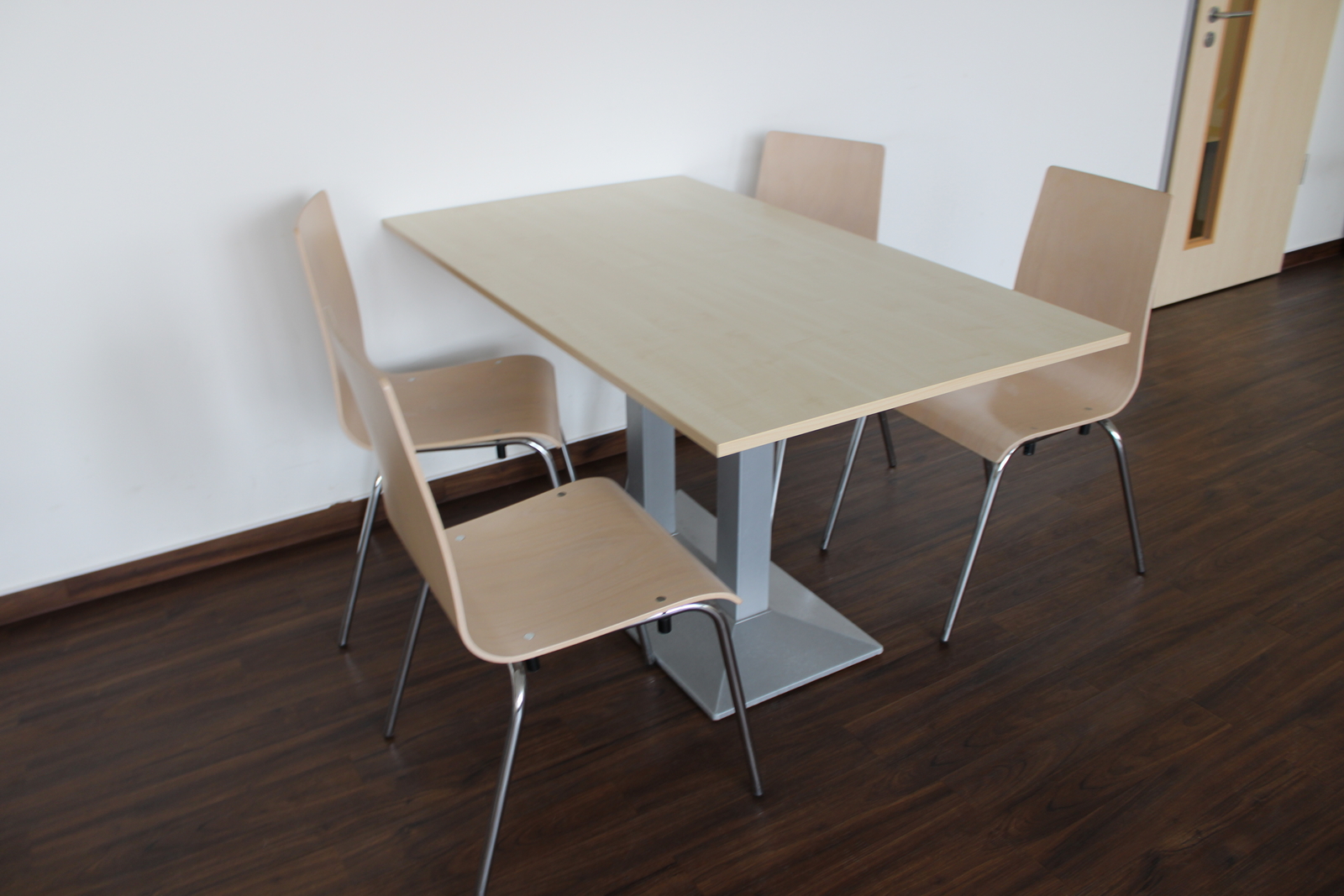 Asztal és székek 4