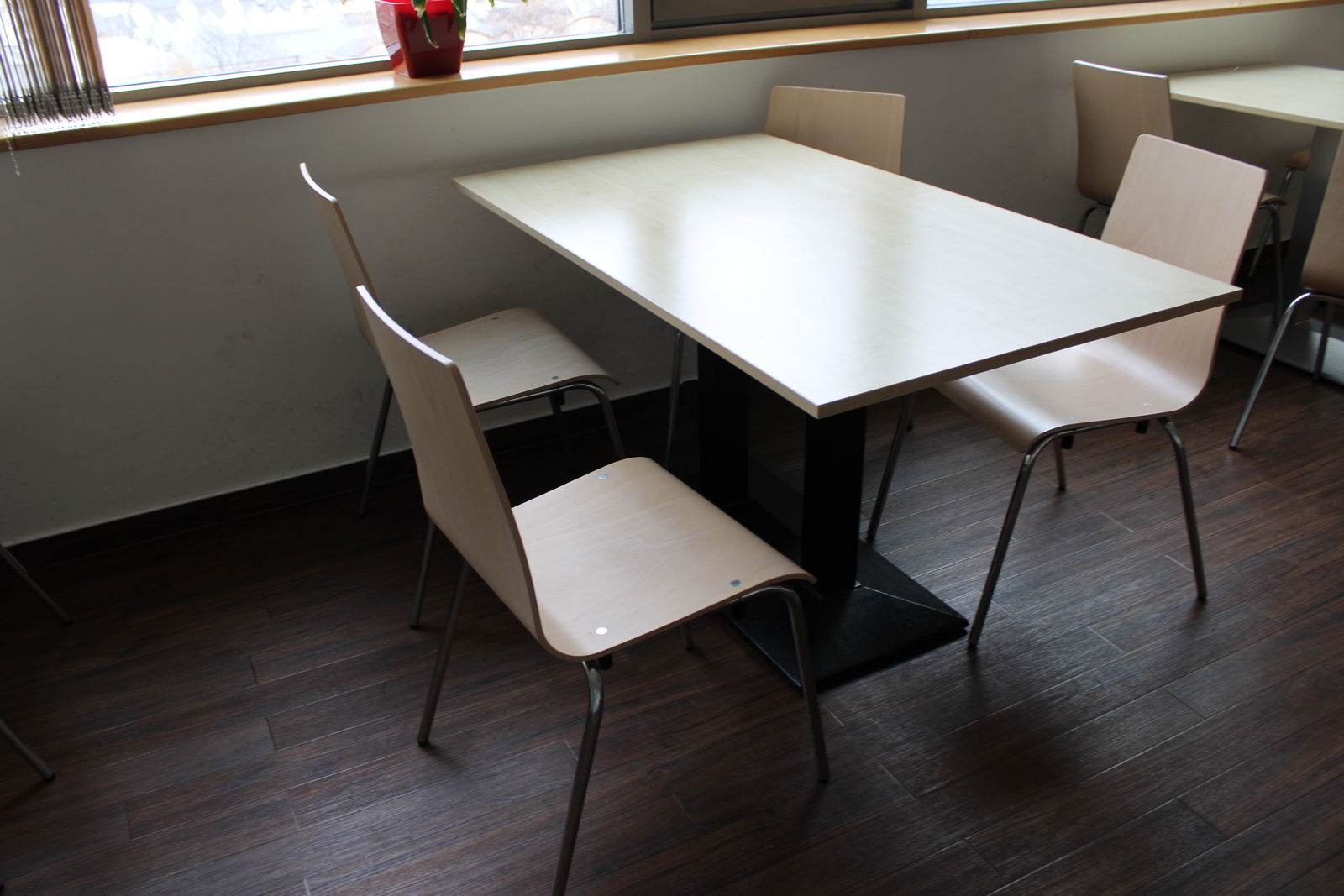 Asztal és székek 6