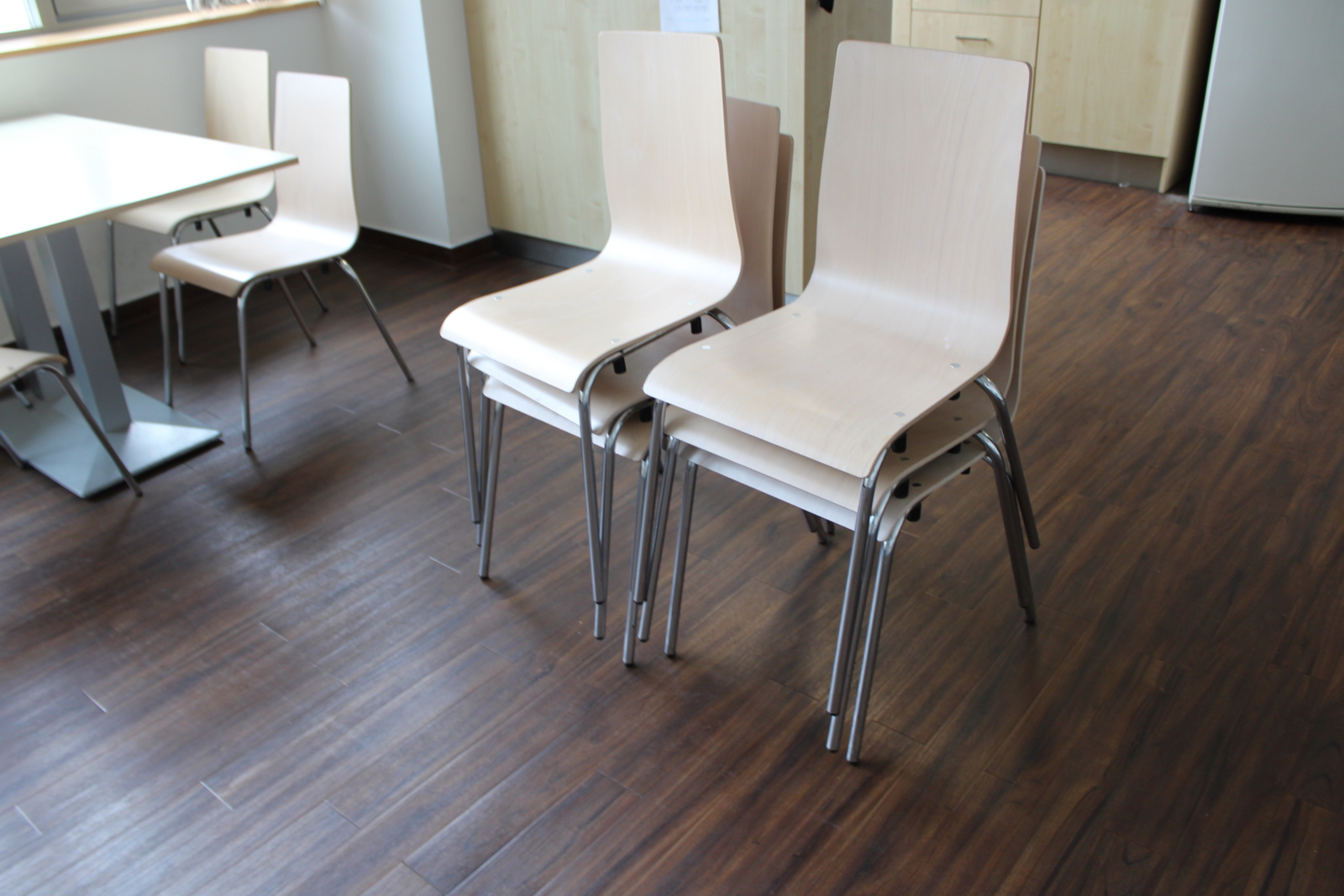 Asztal és székek 8