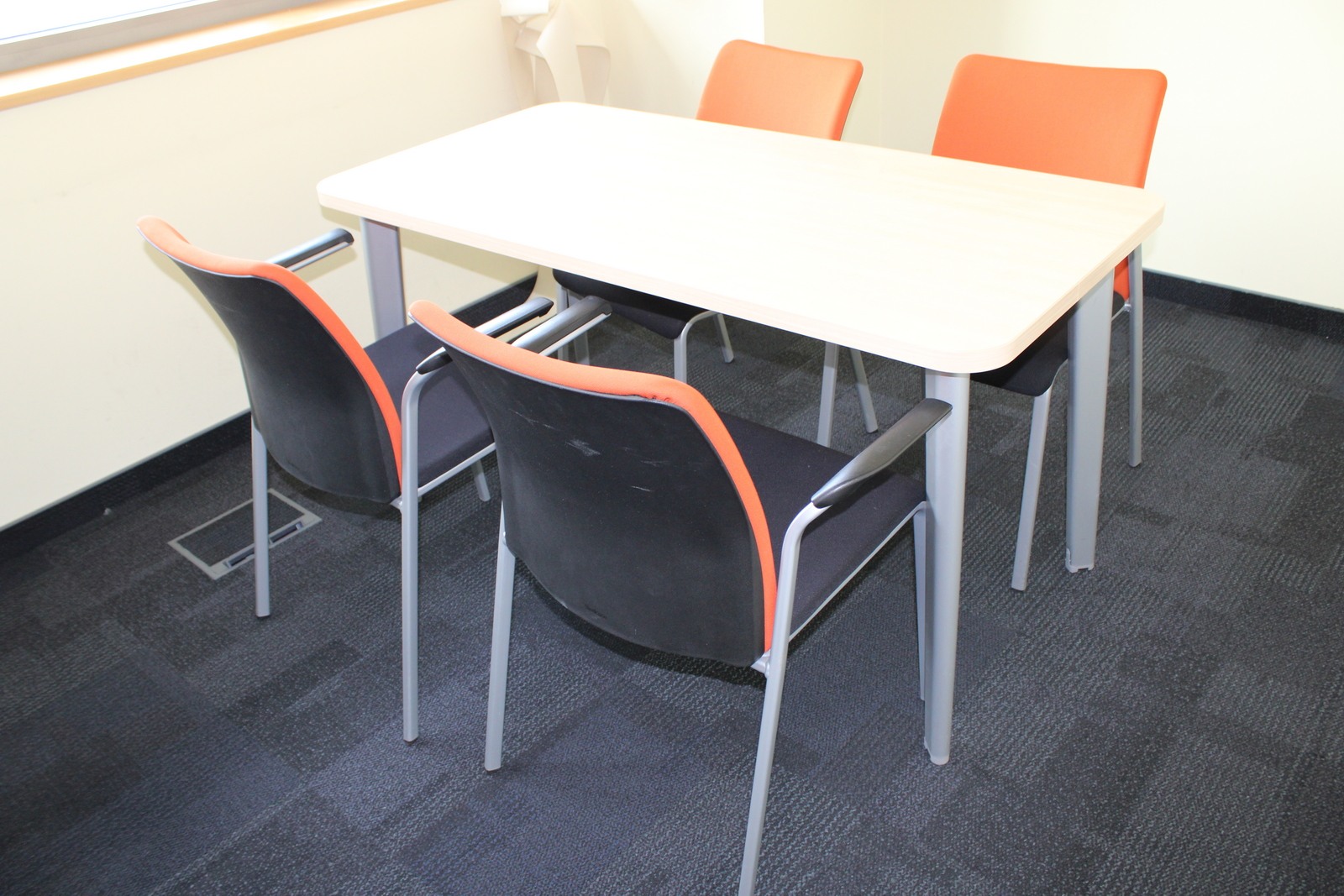 Tárgyalóasztal és tárgyalószék