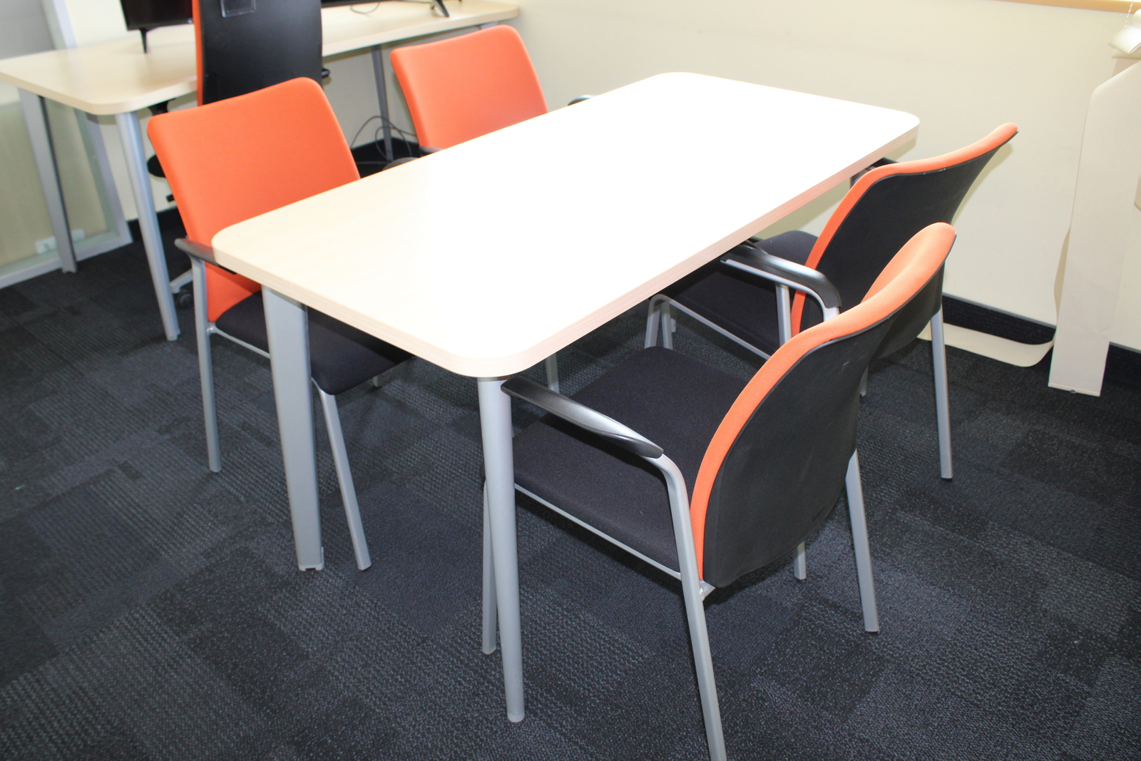 Tárgyalóasztal és tárgyalószék 2