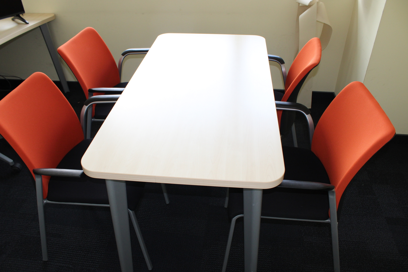 Tárgyalóasztal és tárgyalószék 3