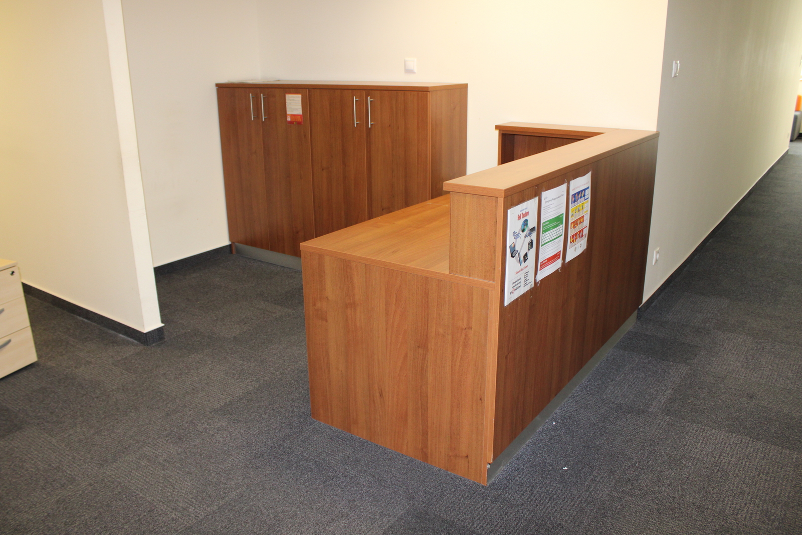 Recepciós pult és szekrény