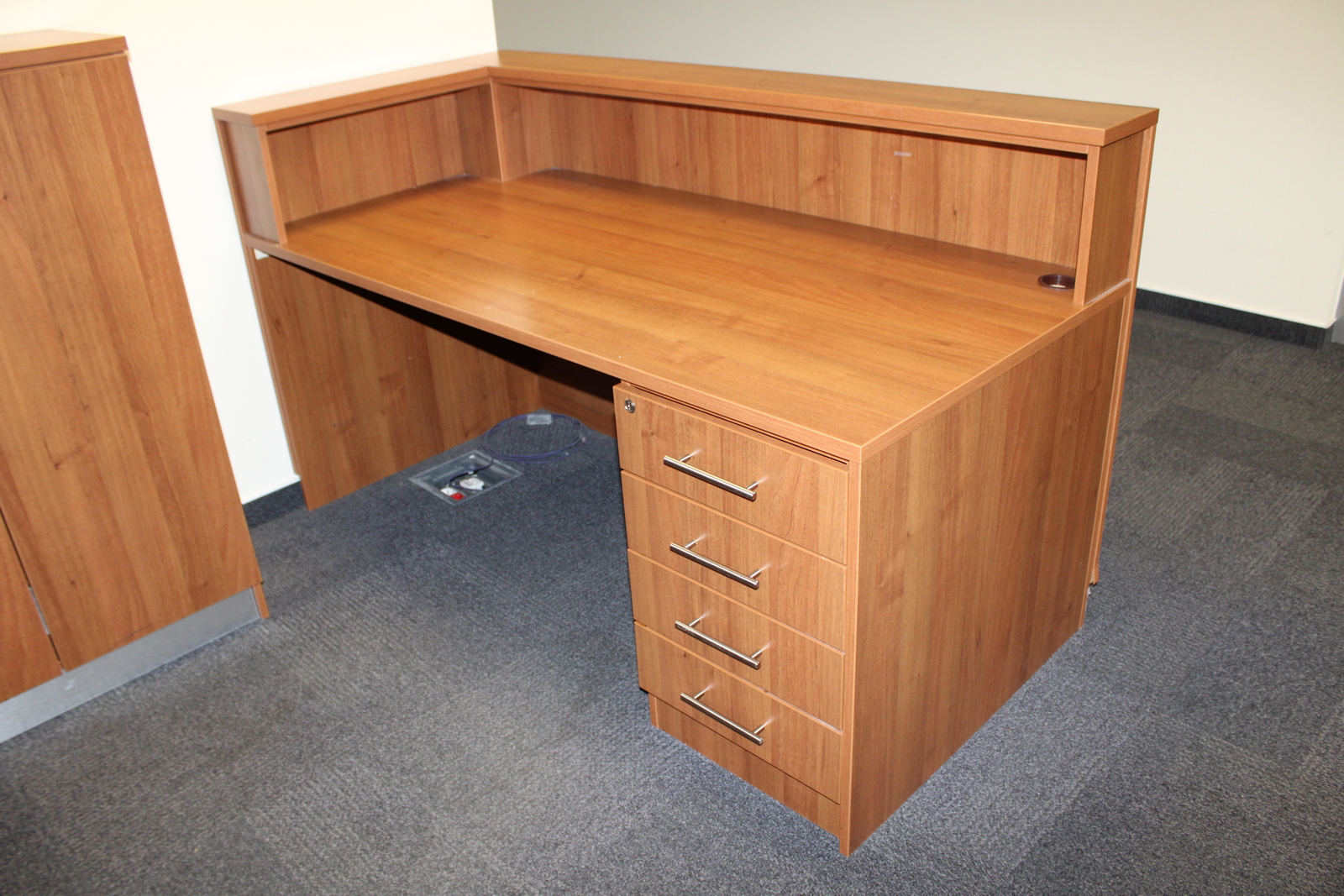 Recepciós pult és szekrény 2