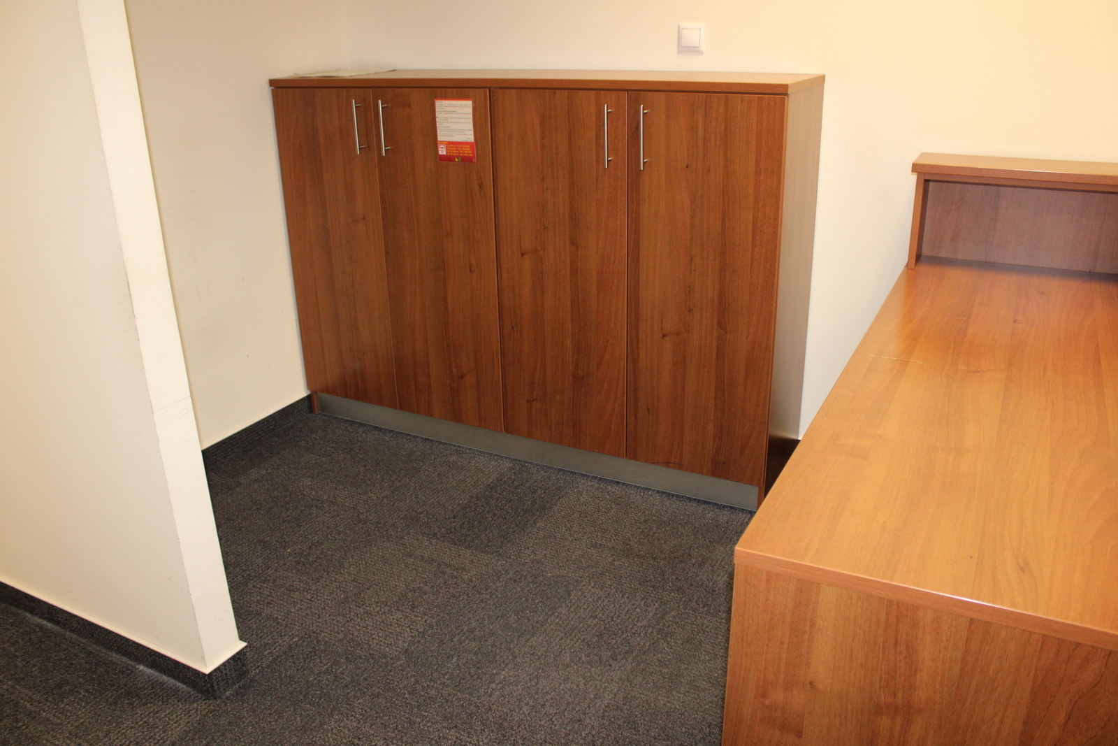 Recepciós pult és szekrény 3