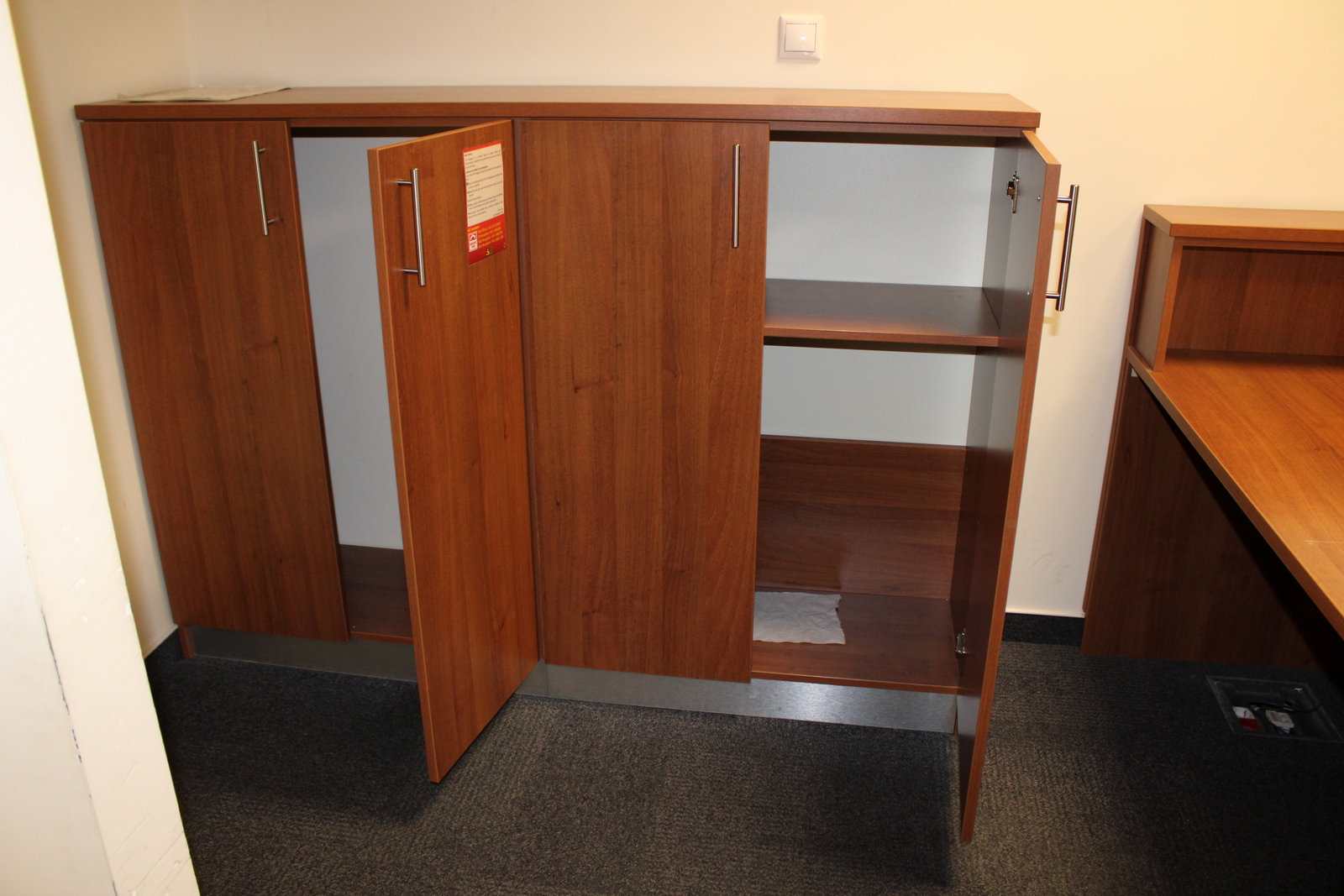 Recepciós pult és szekrény 4