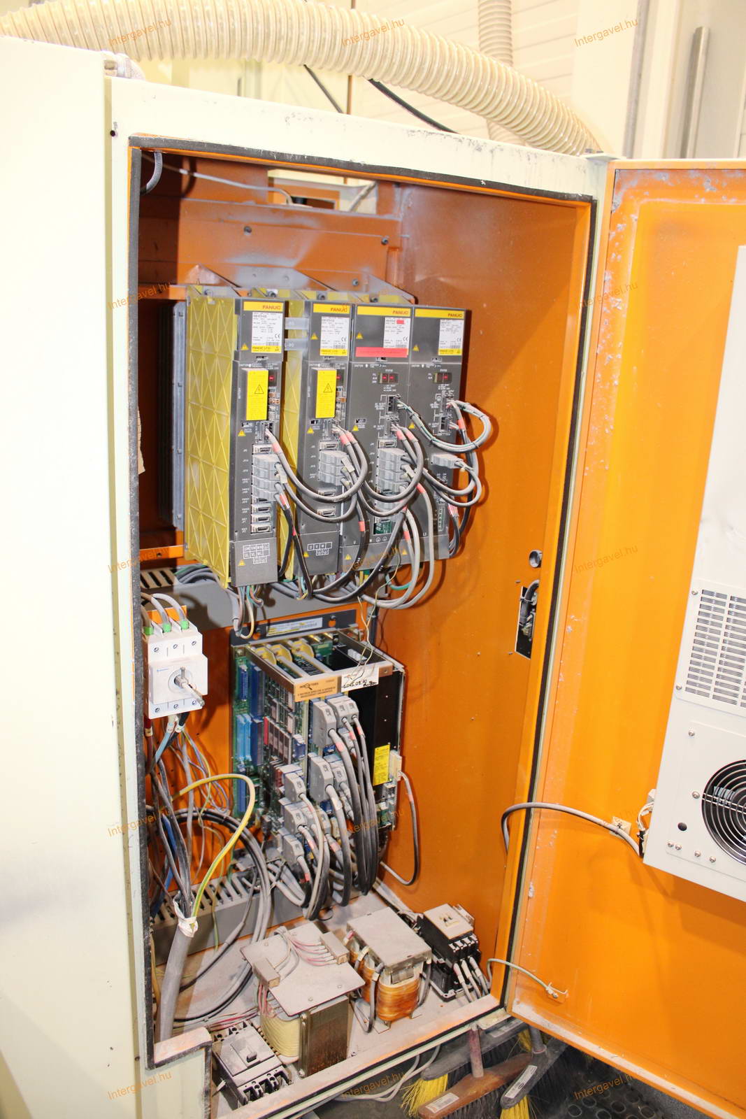 Megmunkáló központ 16