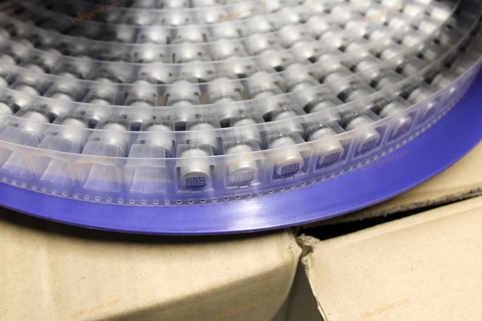 Kondenzátor - CAP ALUM 220UF 20% 50V SMD 3