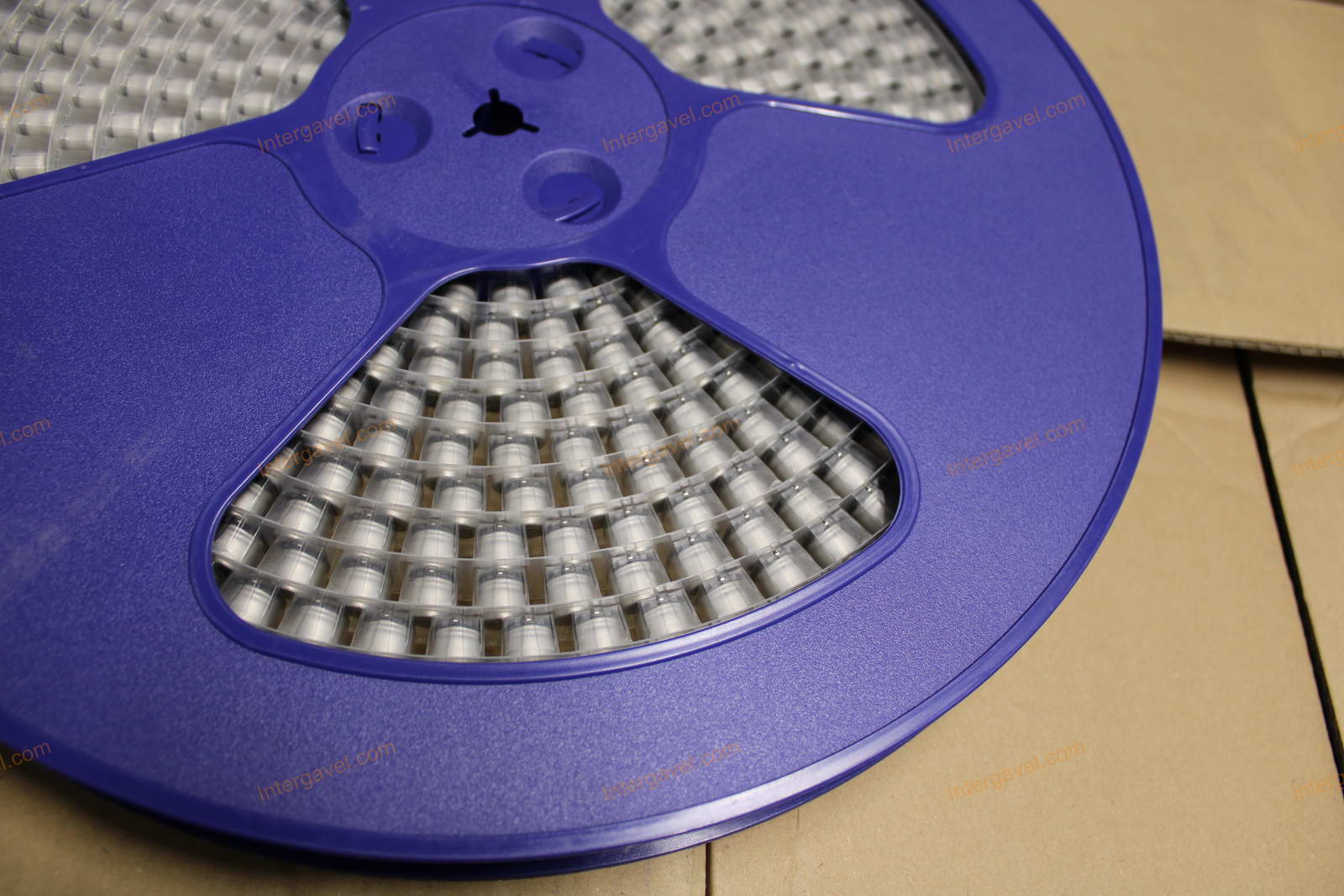 Kondenzátor - CAP ALUM 220UF 20% 50V SMD 4