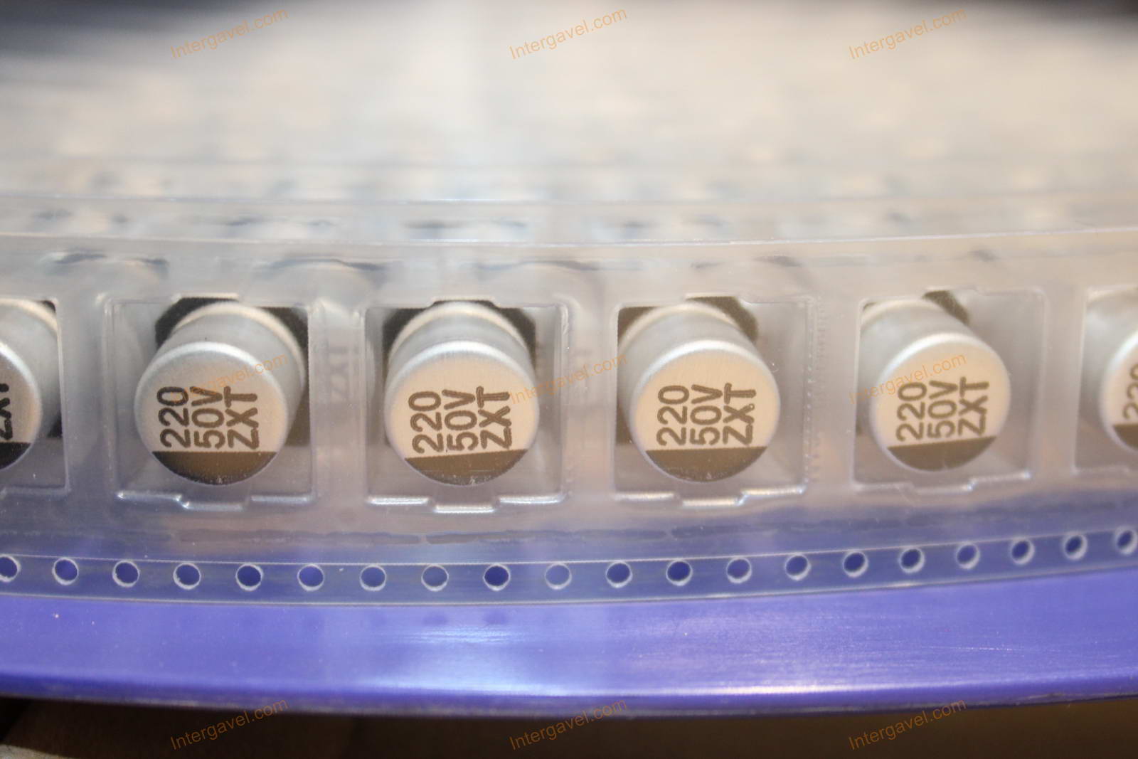 Kondenzátor - CAP ALUM 220UF 20% 50V SMD 5