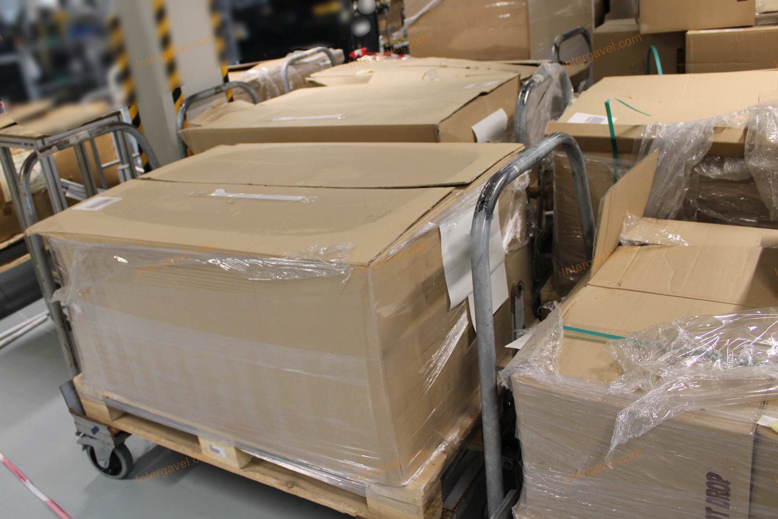 Kondenzátor - CAP ALUM 220UF 20% 50V SMD 7