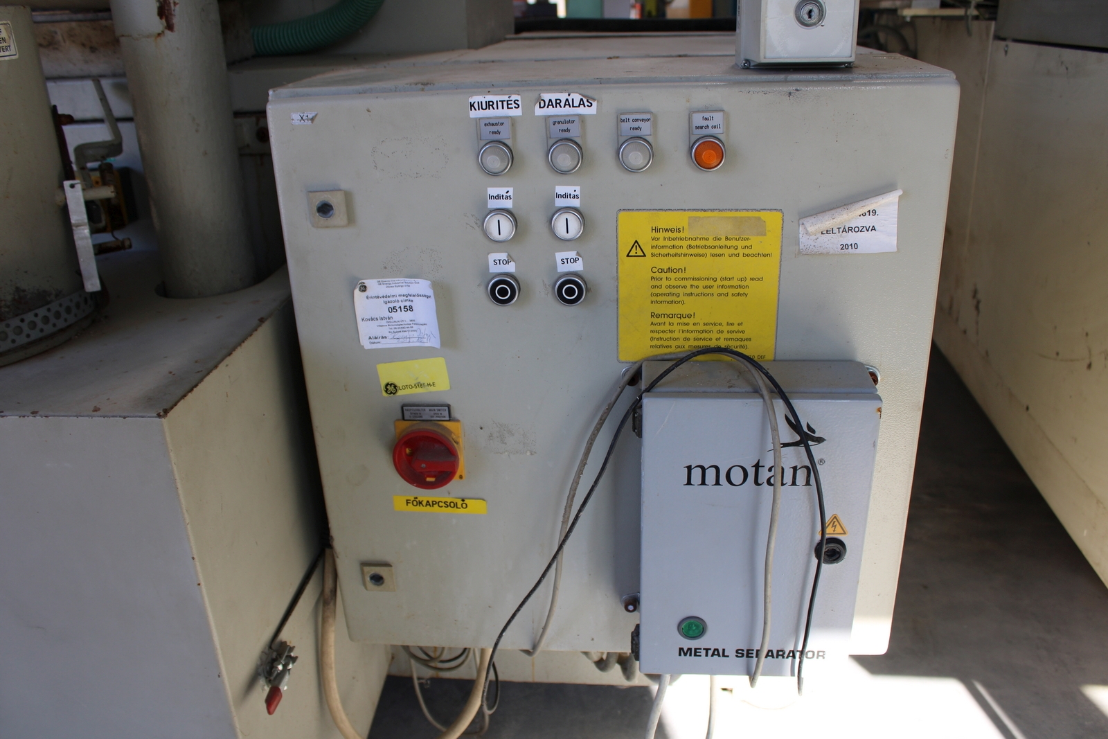 Grinder and conveyor belt 3