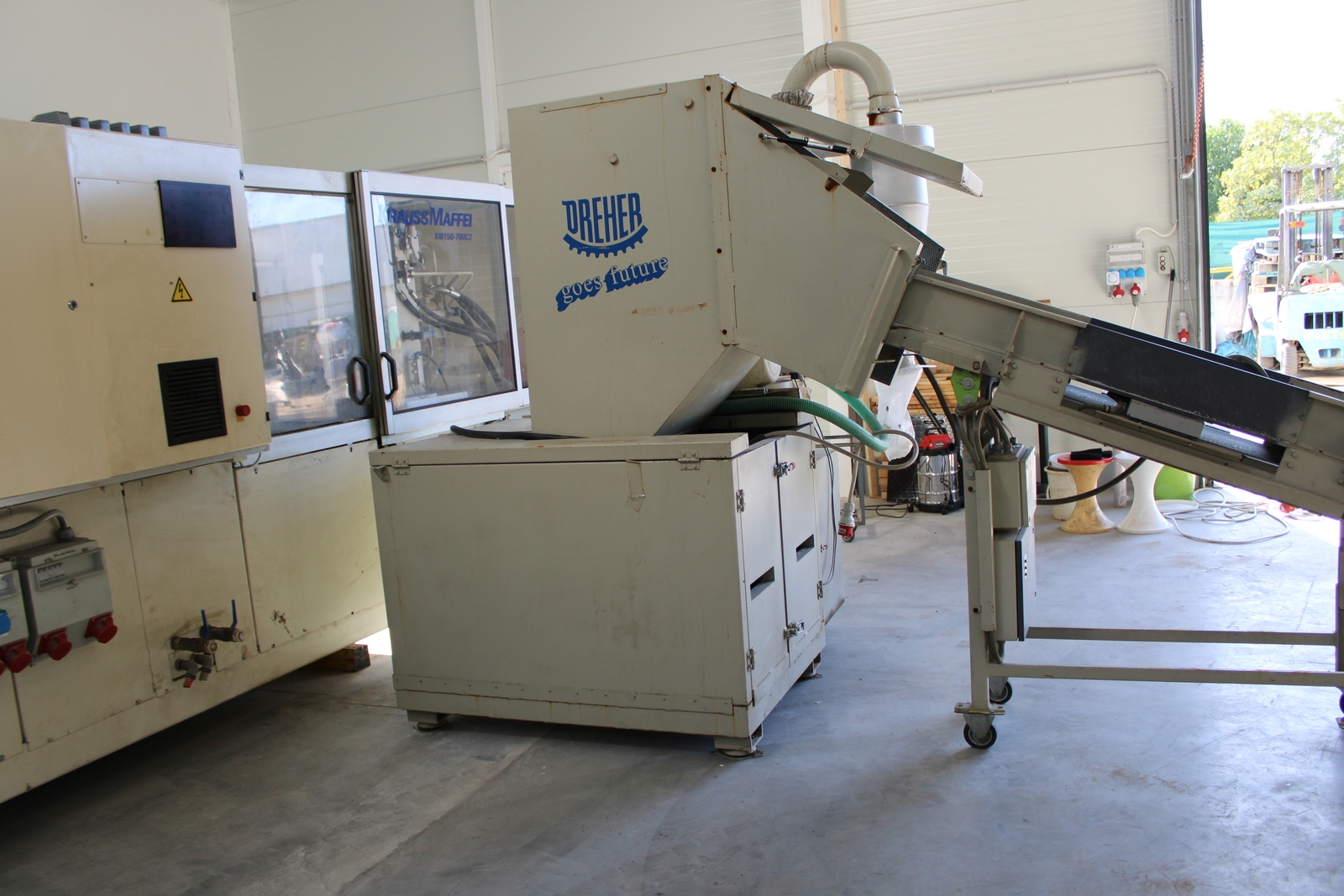 Grinder and conveyor belt 5