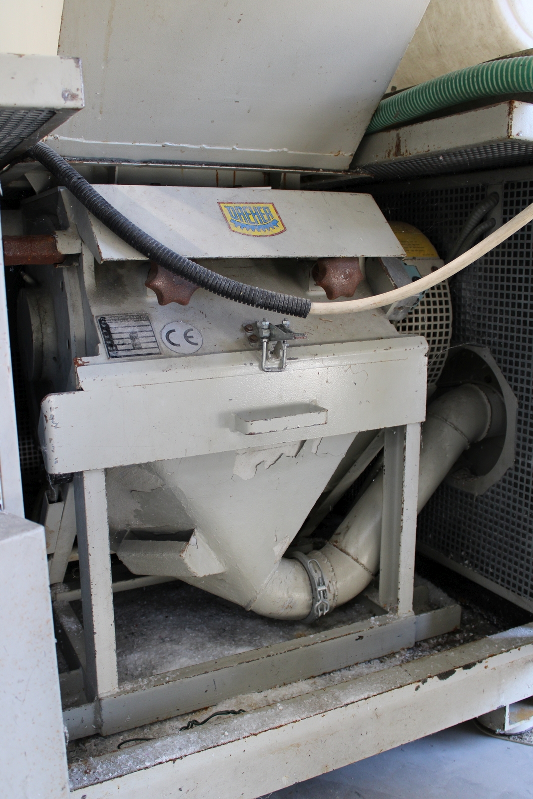 Grinder and conveyor belt 7