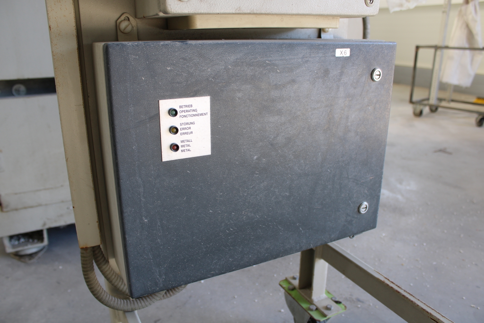 Grinder and conveyor belt 9