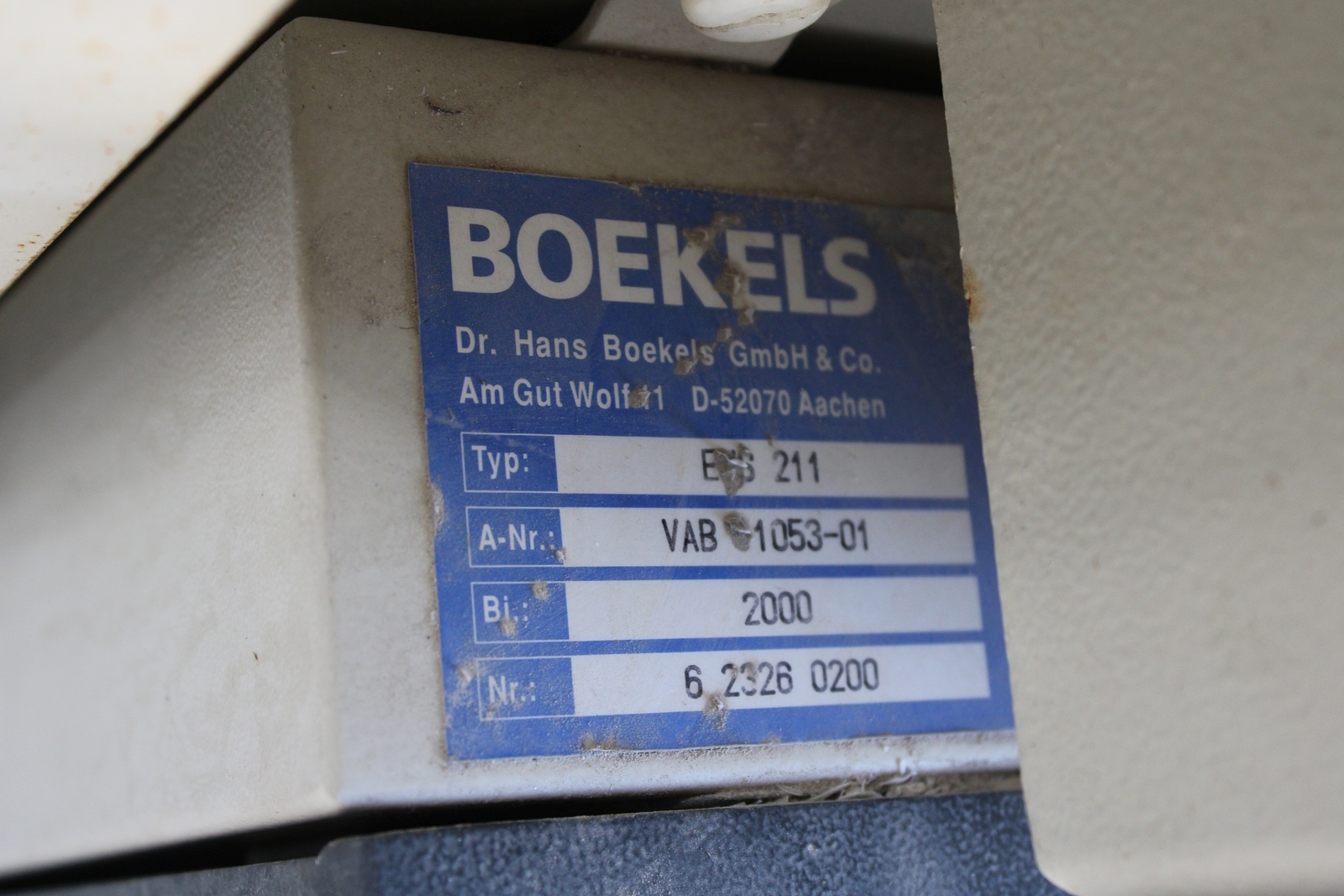 Grinder and conveyor belt 10