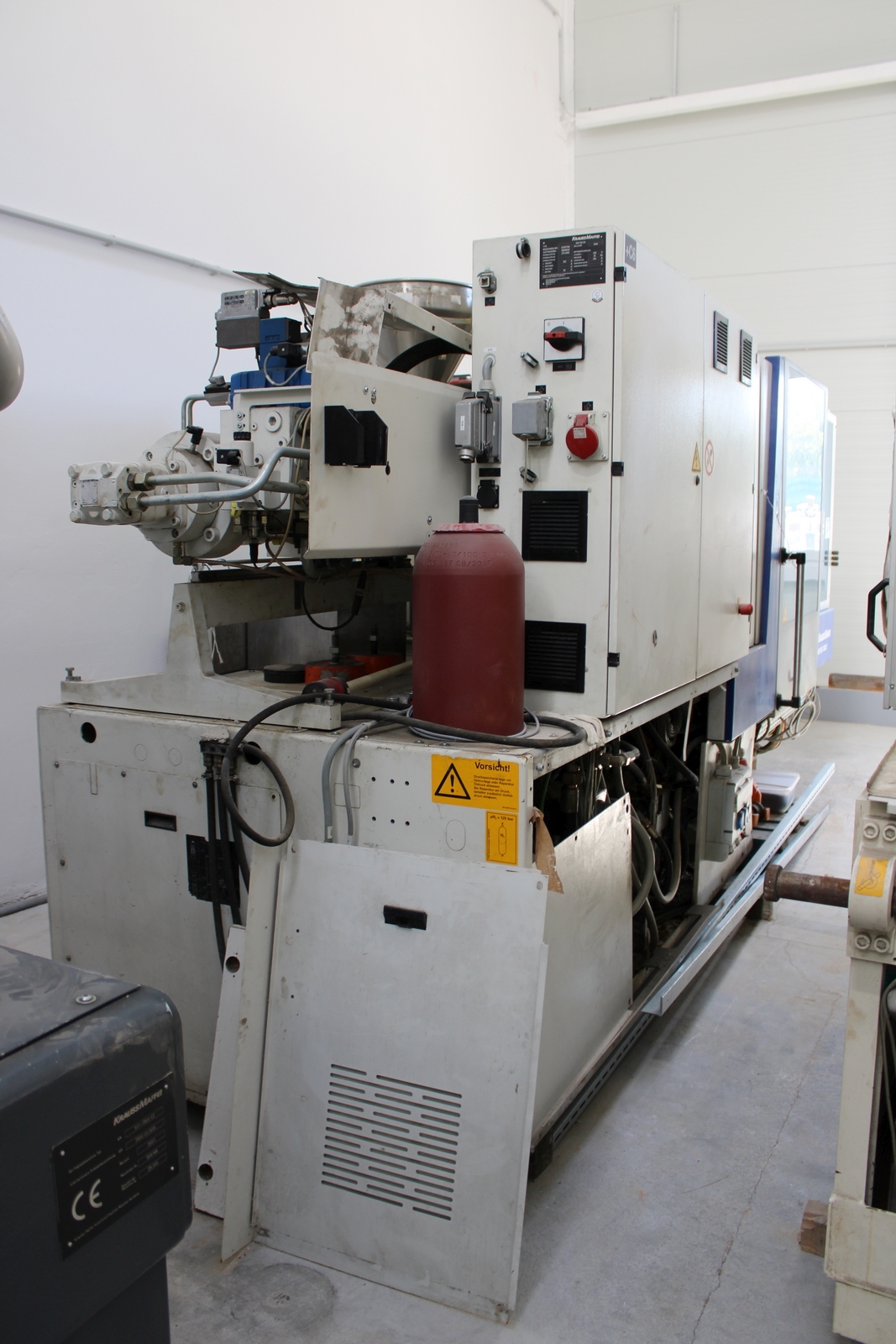 Injection molding machine 9