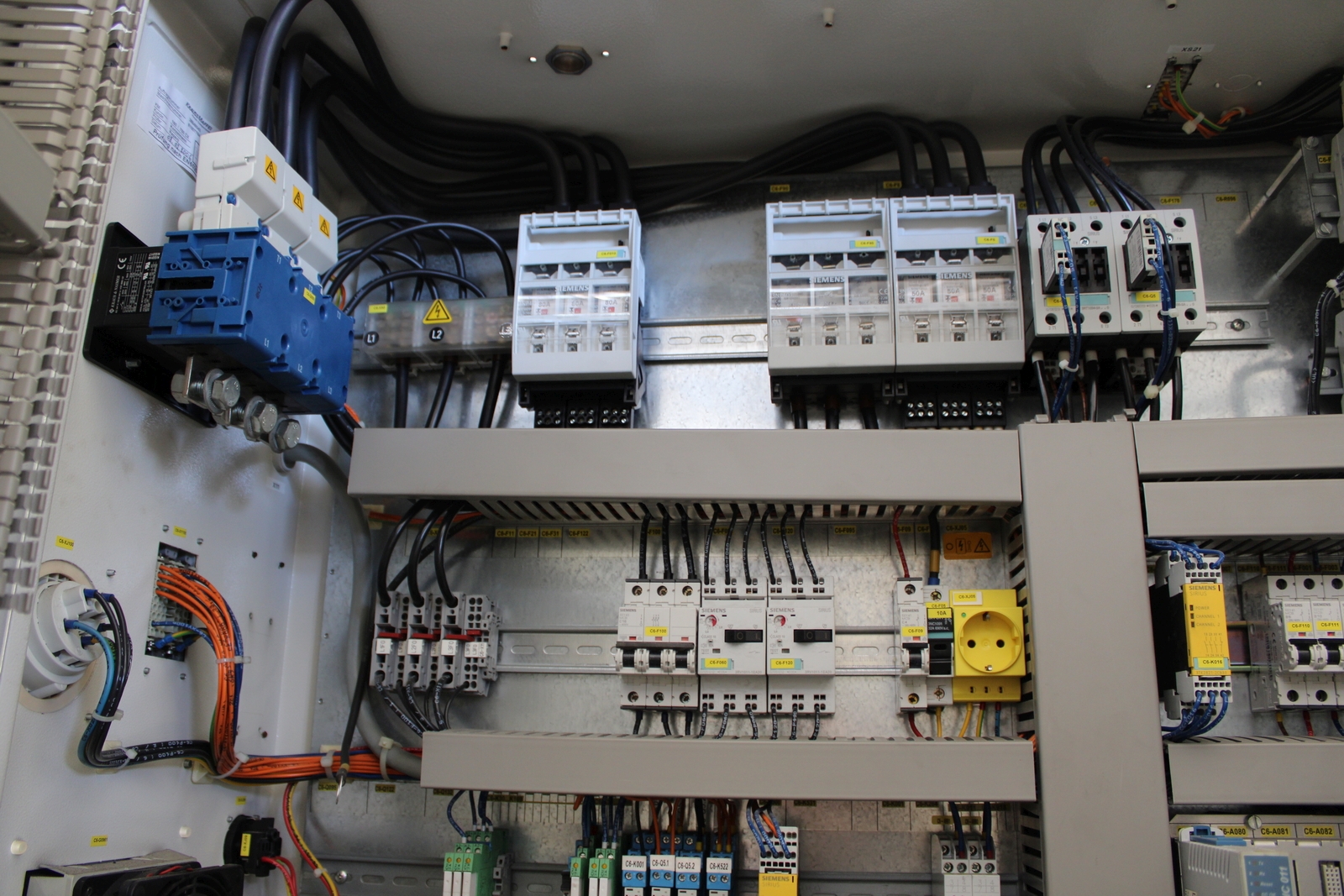 Injection molding machine 10