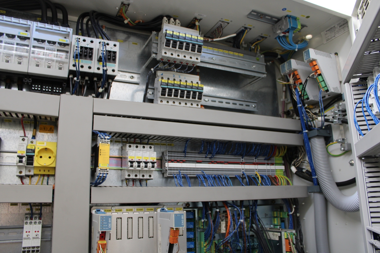 Injection molding machine 11