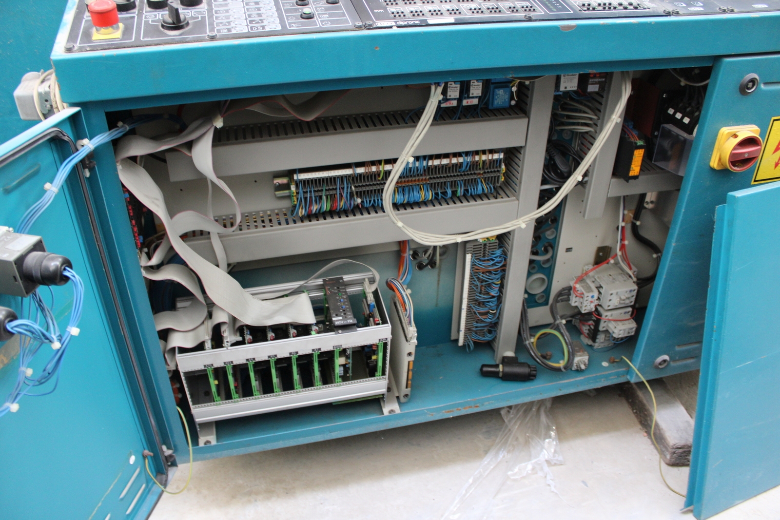 Injection molding machine 8