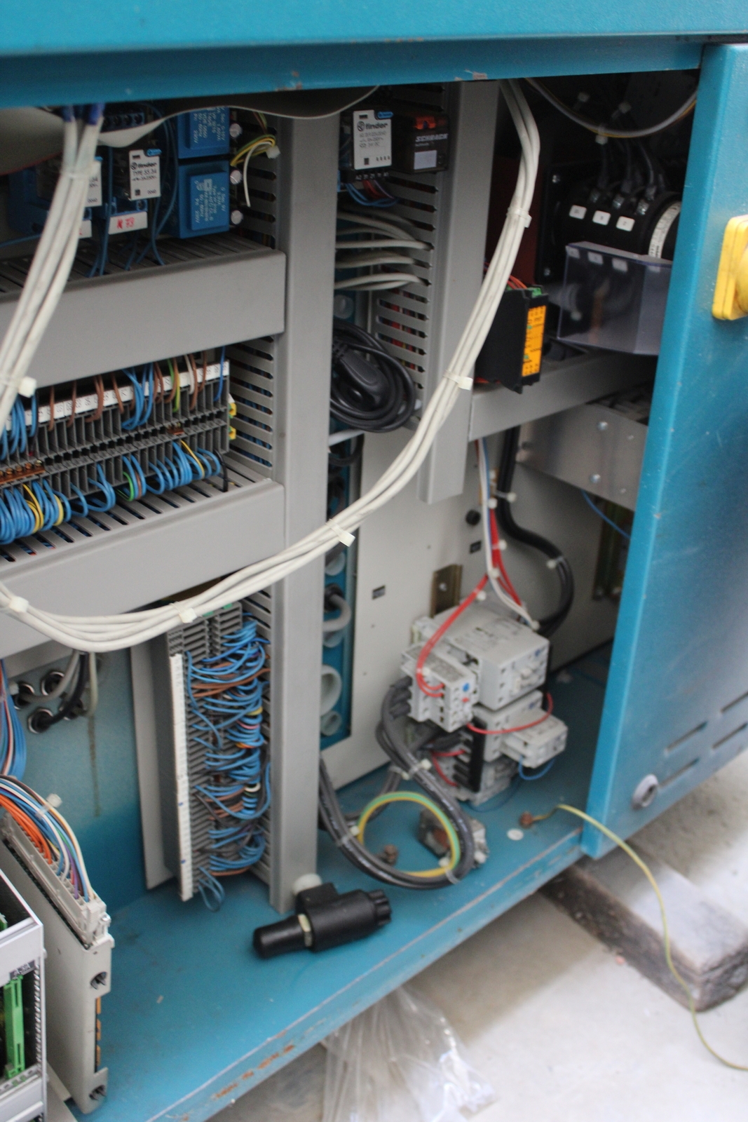 Injection molding machine 9