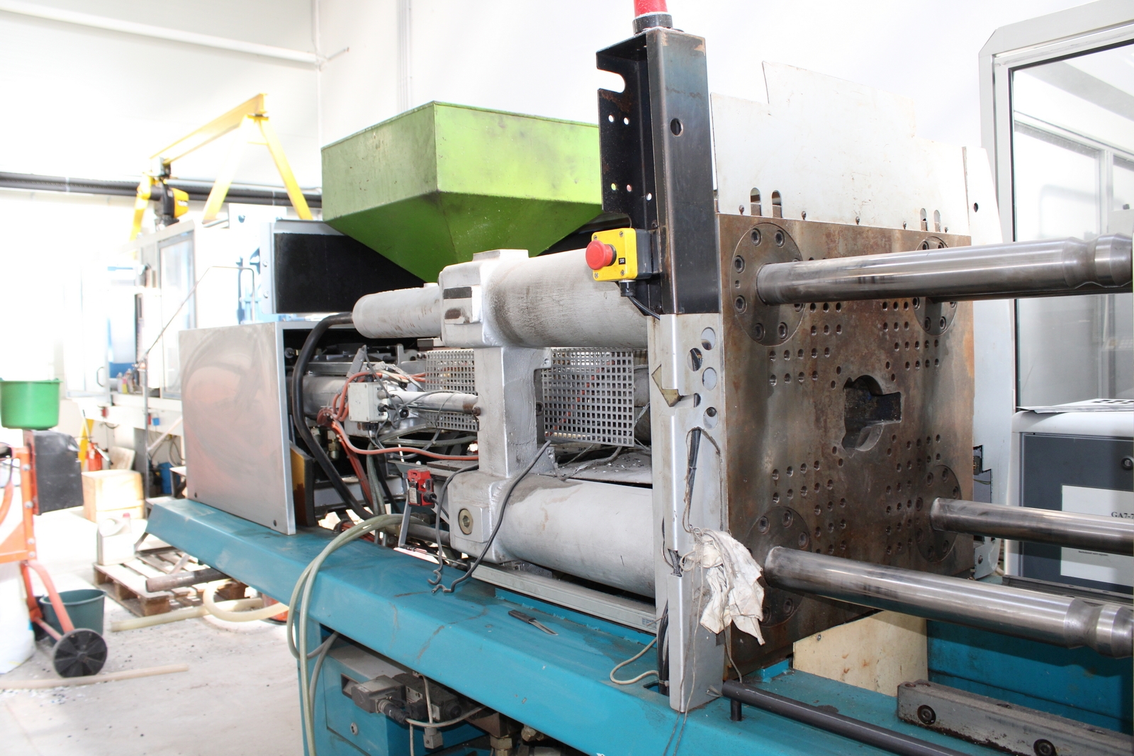 Injection molding machine 17