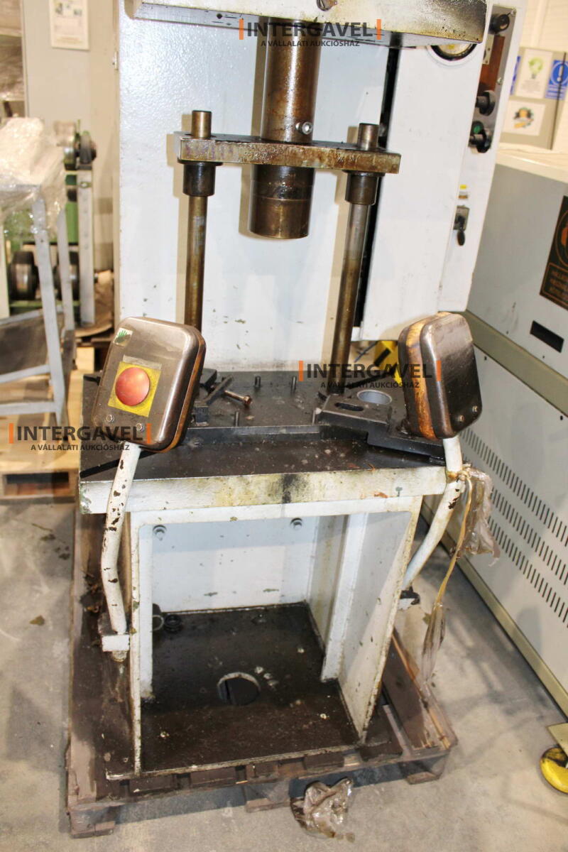 Hidraulikus prés - VEB, PYE 10 S1 7