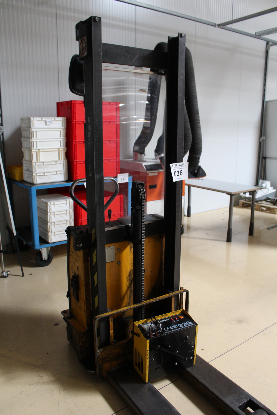 Gyalogkíséretű targonca 3