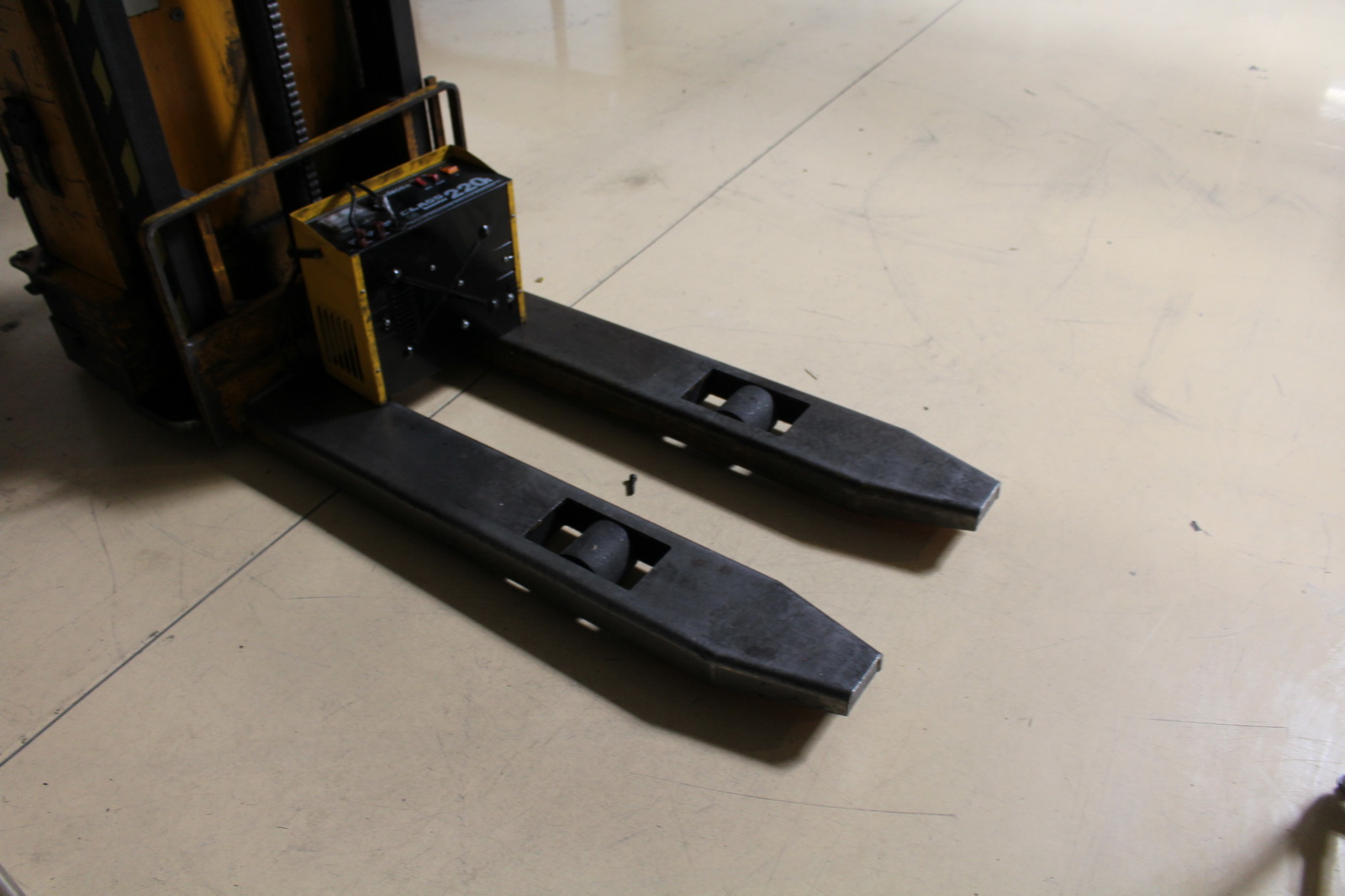 Gyalogkíséretű targonca 4